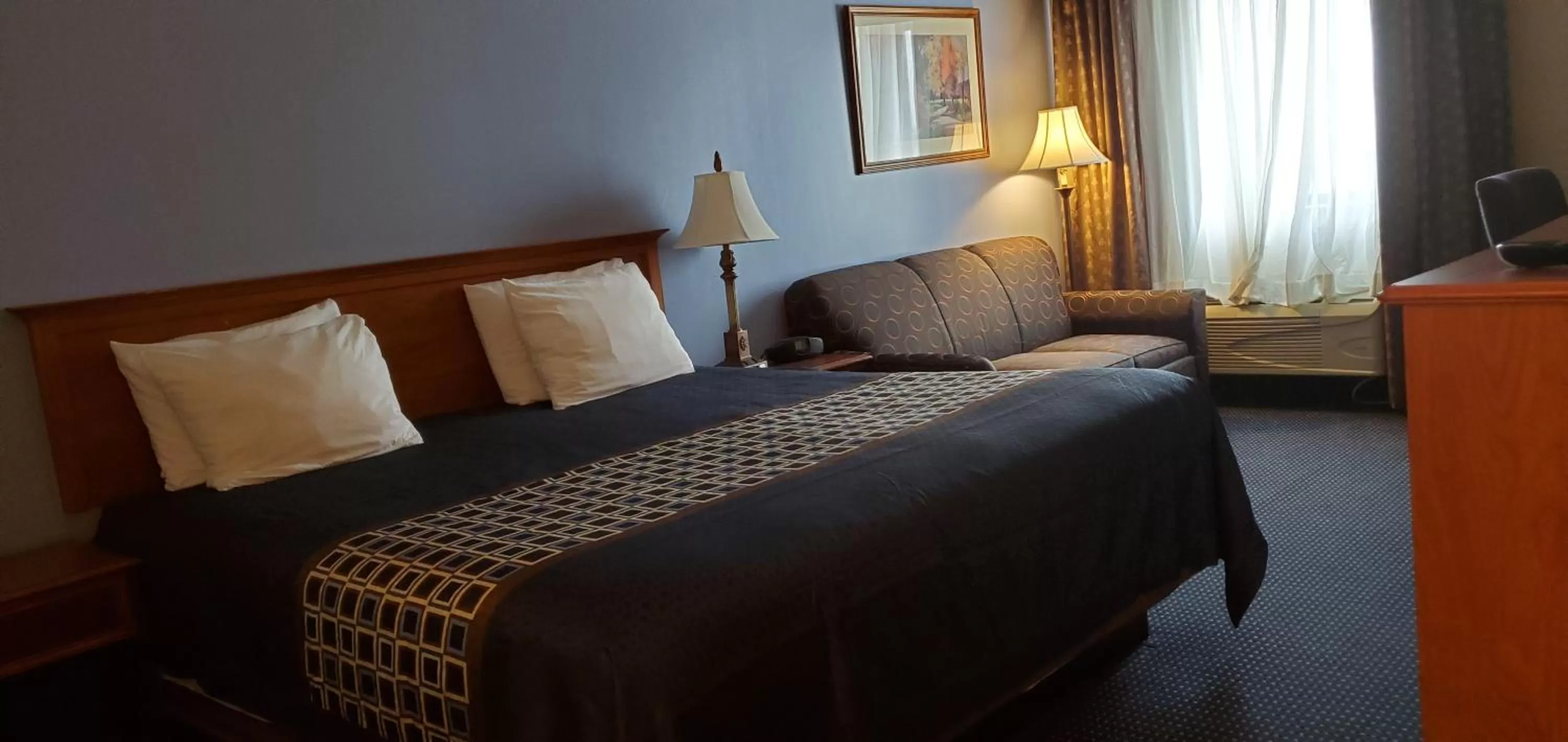 Bed in VICTORIAN INN