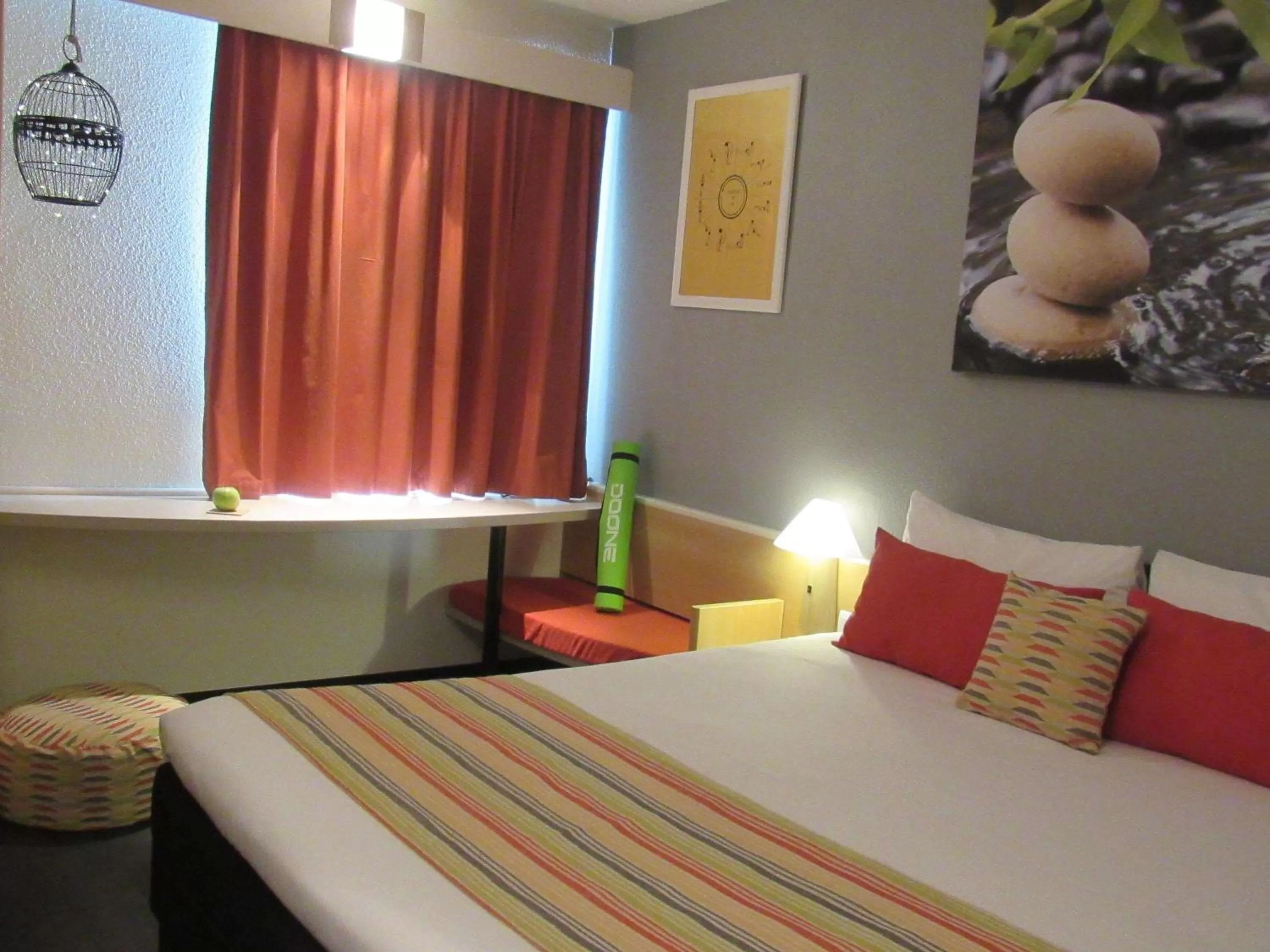 Photo of the whole room, Bed in Hotel Ibis Coimbra Centro