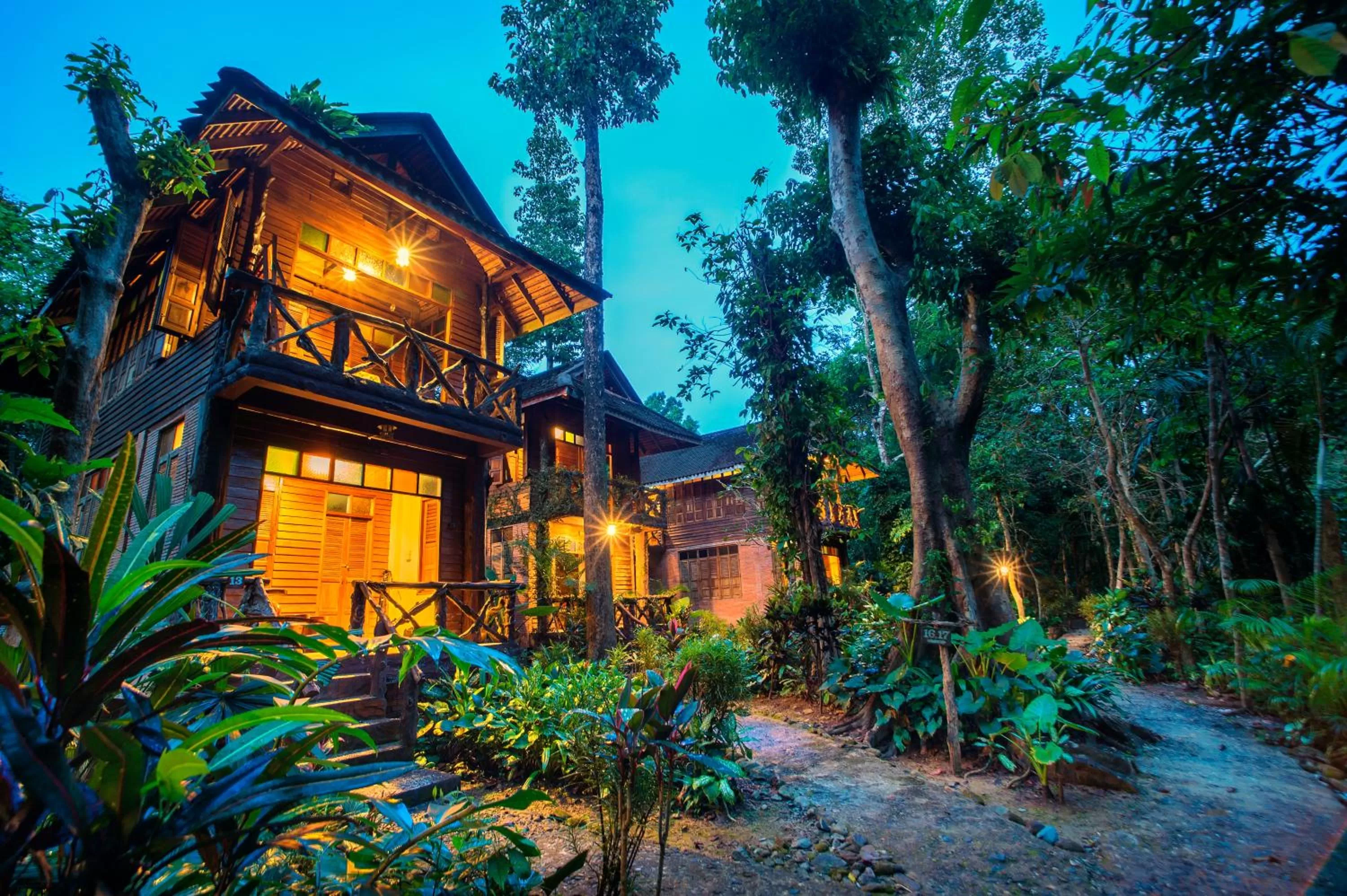 Property building in Art's Riverview Lodge