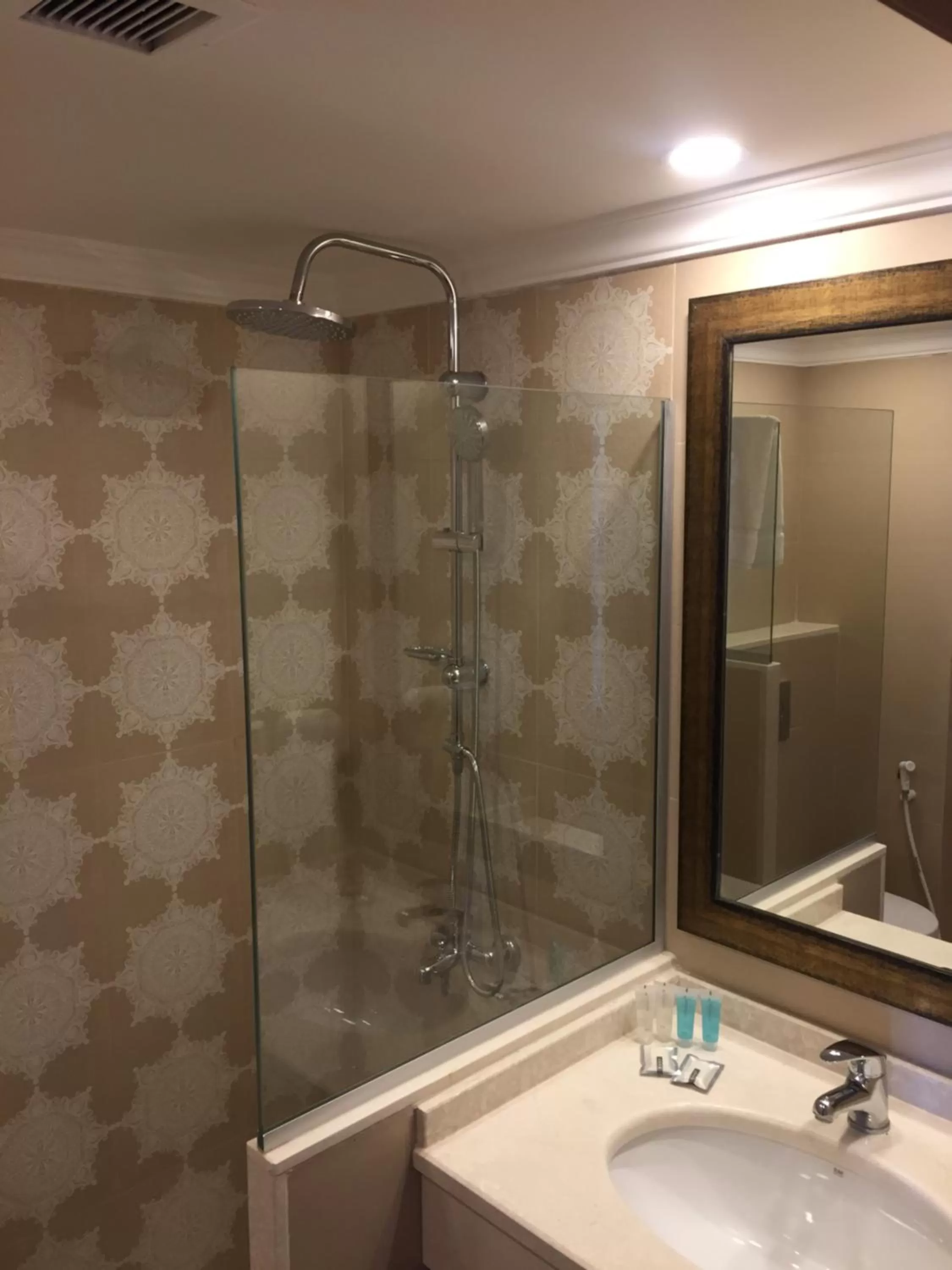 Shower in Guest House Hotel Amman by FHM