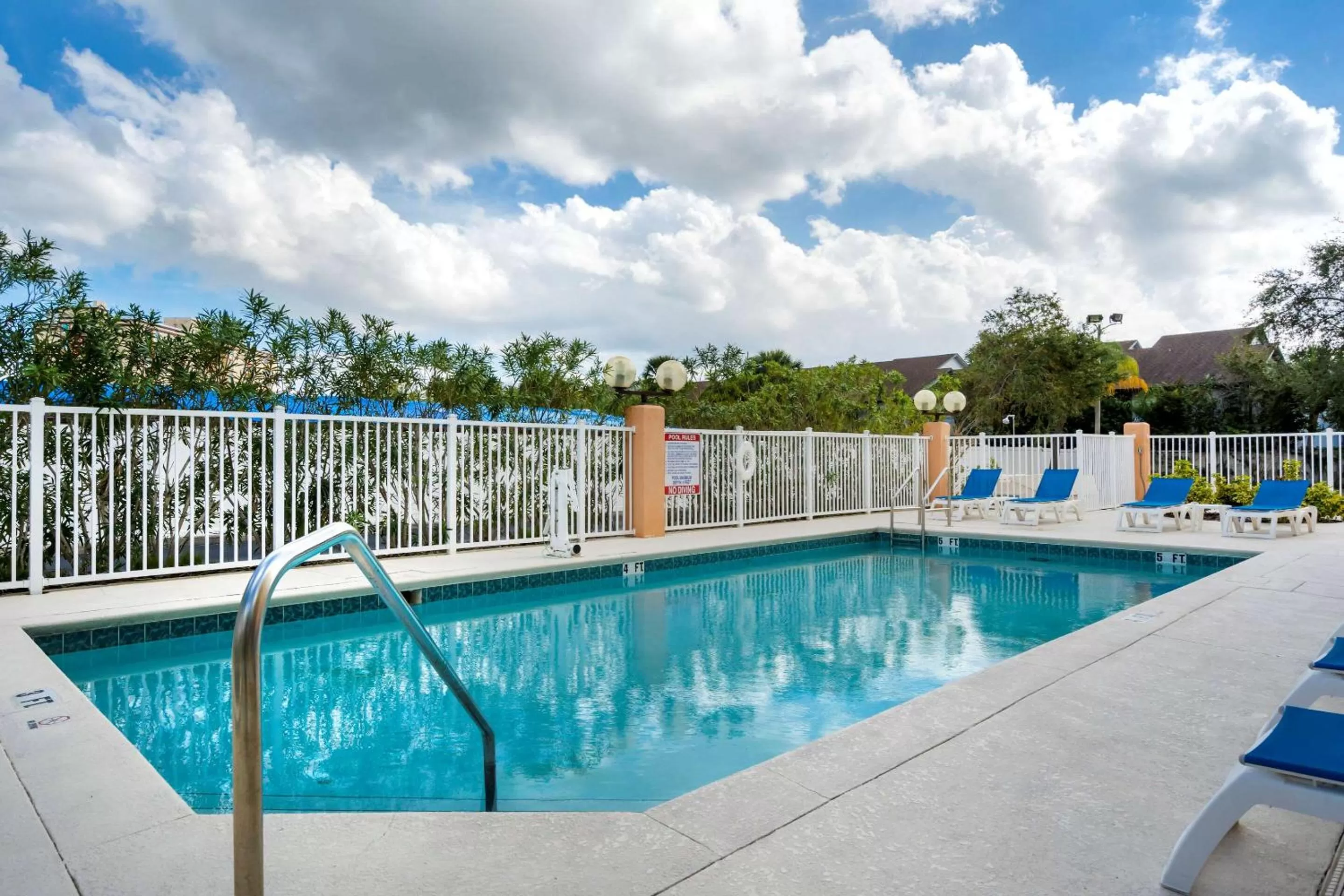 Swimming pool in Comfort Inn Kissimmee-Lake Buena Vista South