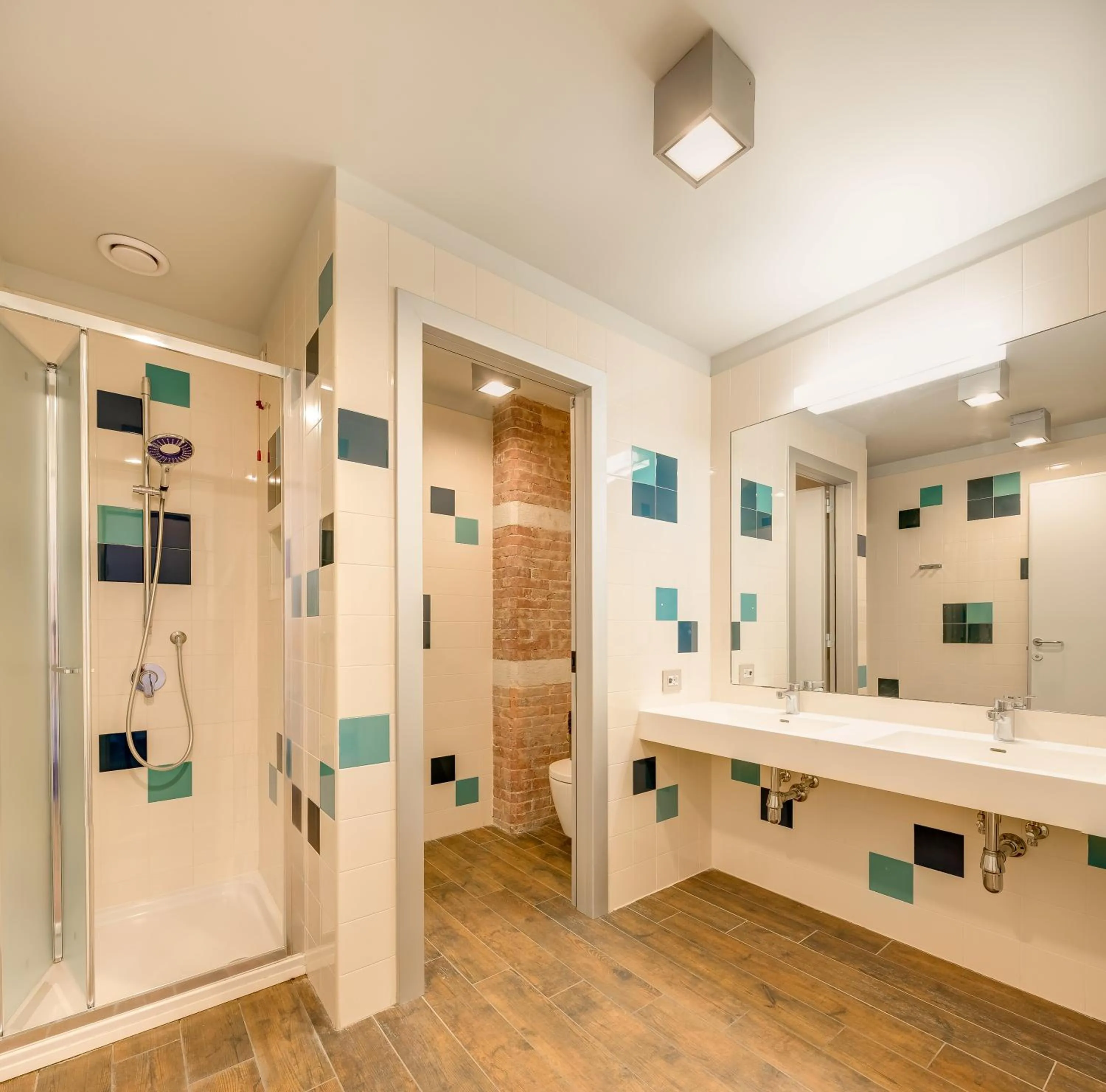 Shower in Generator Venice