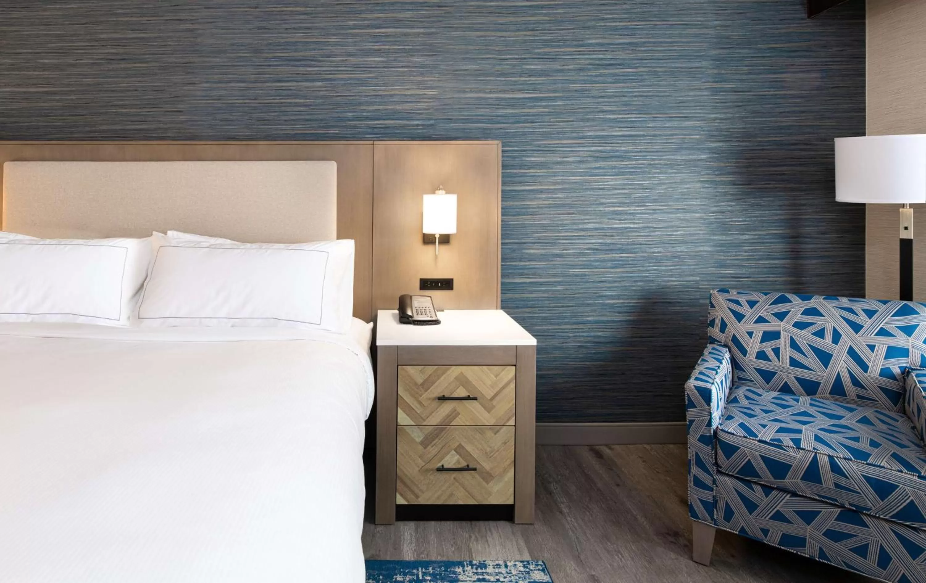 Living room, Bed in DoubleTree by Hilton Hotel Denver - Thornton