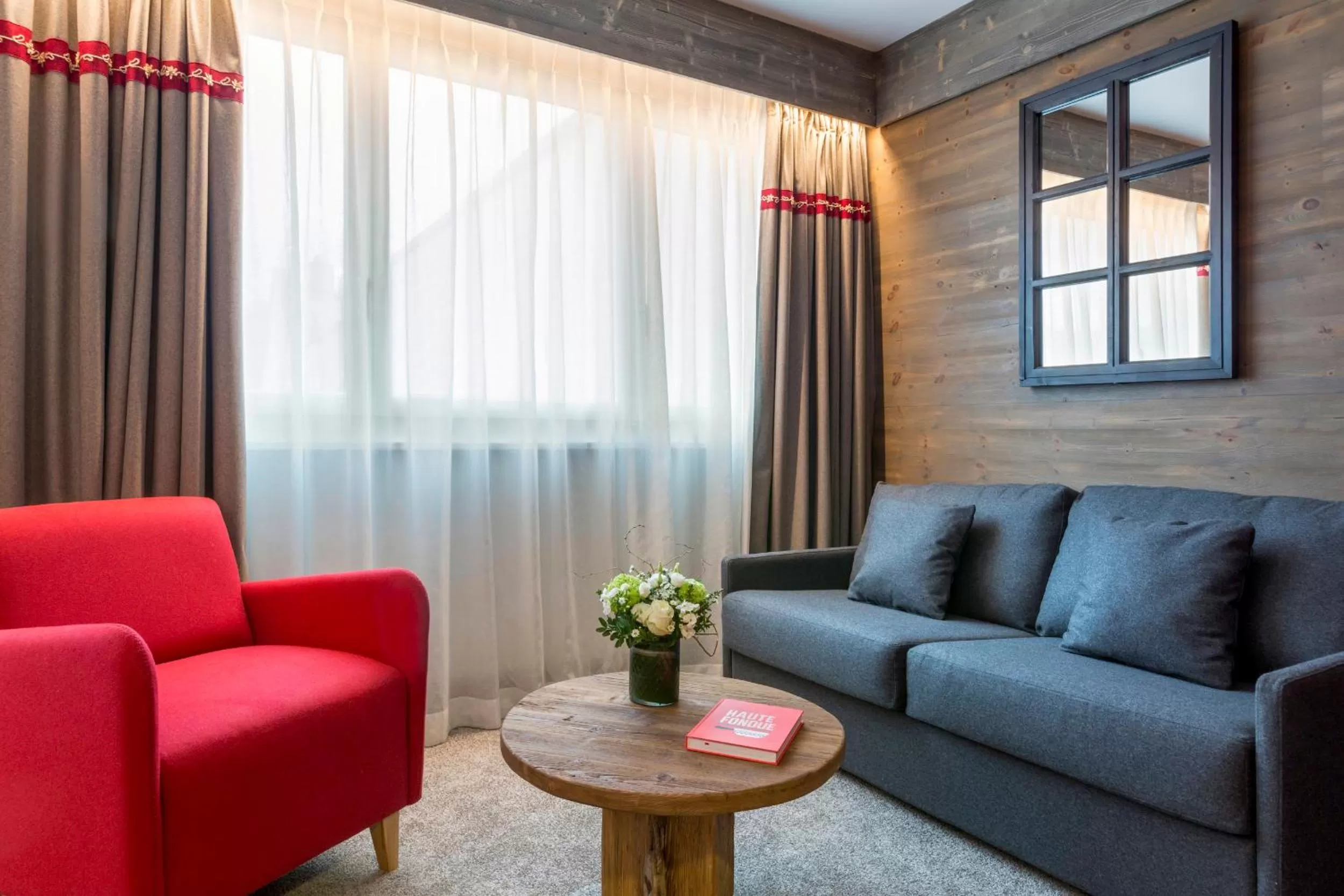 Seating area in Edelweiss Manotel