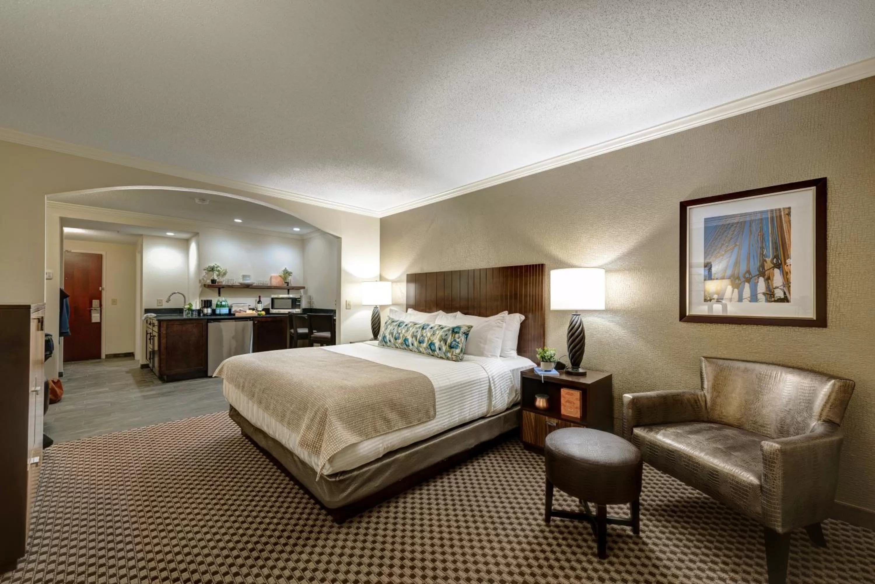 Kitchen or kitchenette, Bed in Garrison Hotel & Suites Dover-Portsmouth, an Ascend Collection Hotel