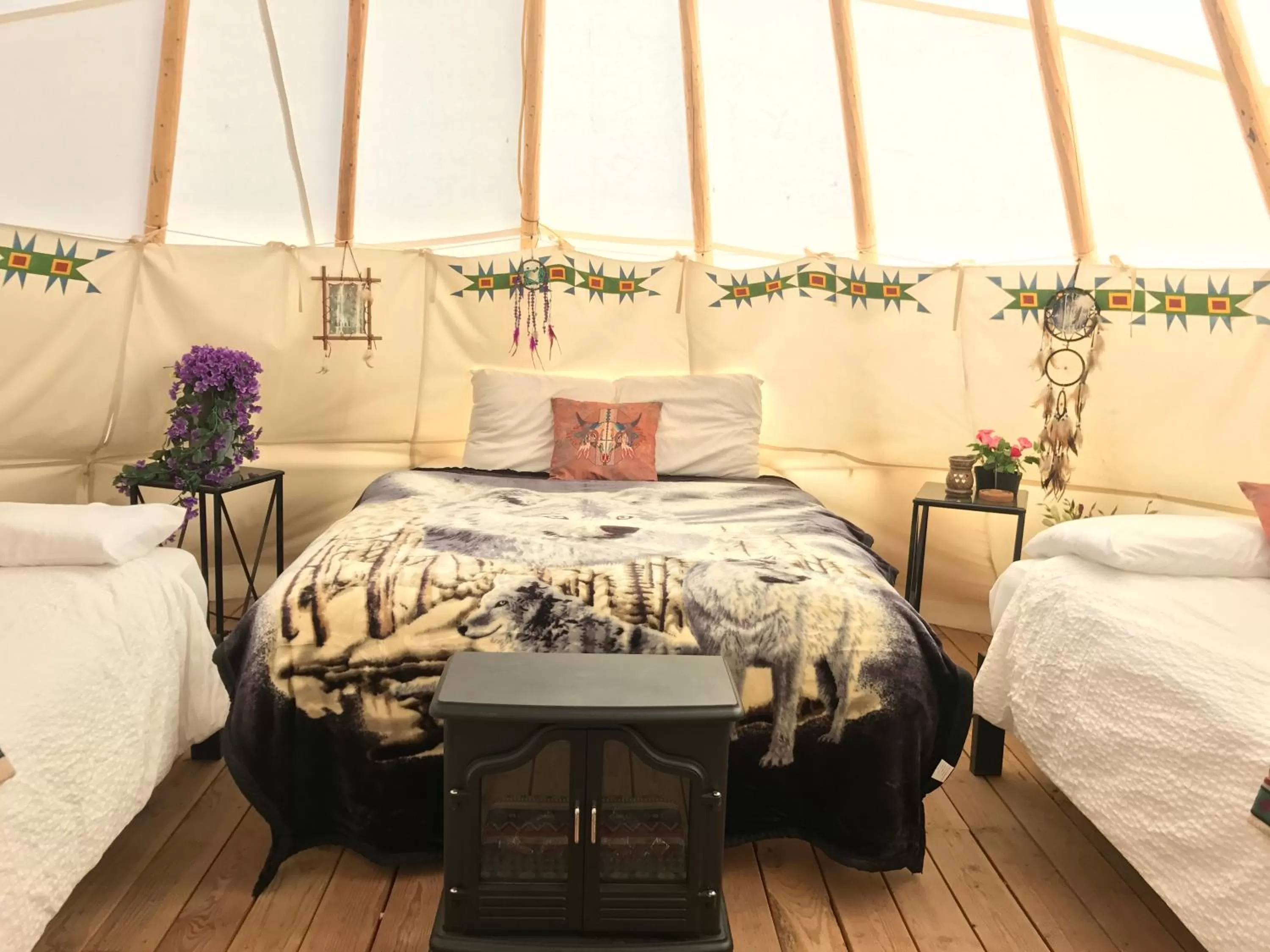 Bed in Olancha RV Park and Motel