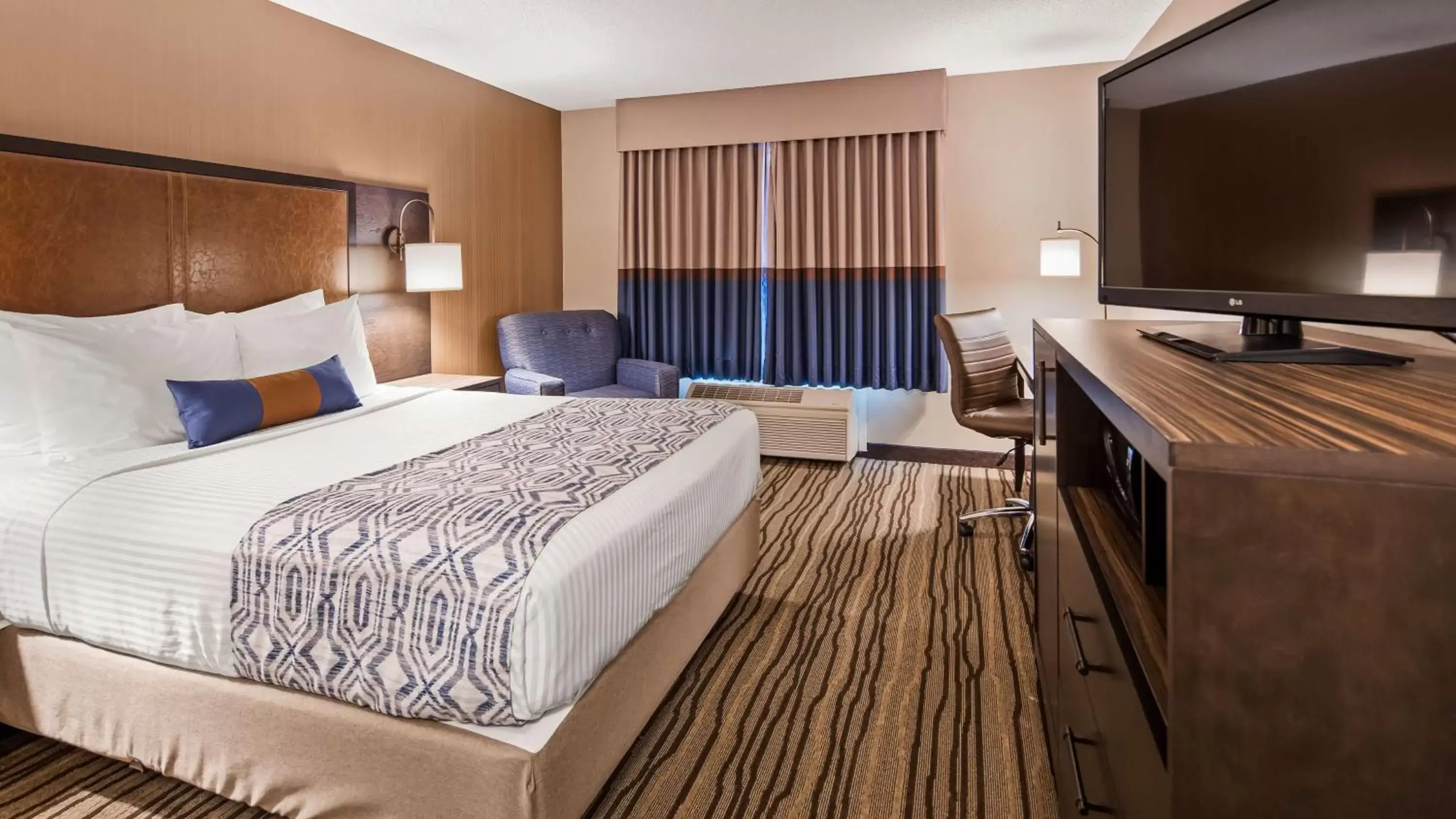 Queen Room - Disability Access/Non-Smoking in Best Western PLUS Calgary Centre Inn Queen Room - Disability Access/Non-Smoking in Best Western PLUS Calgary Centre Inn