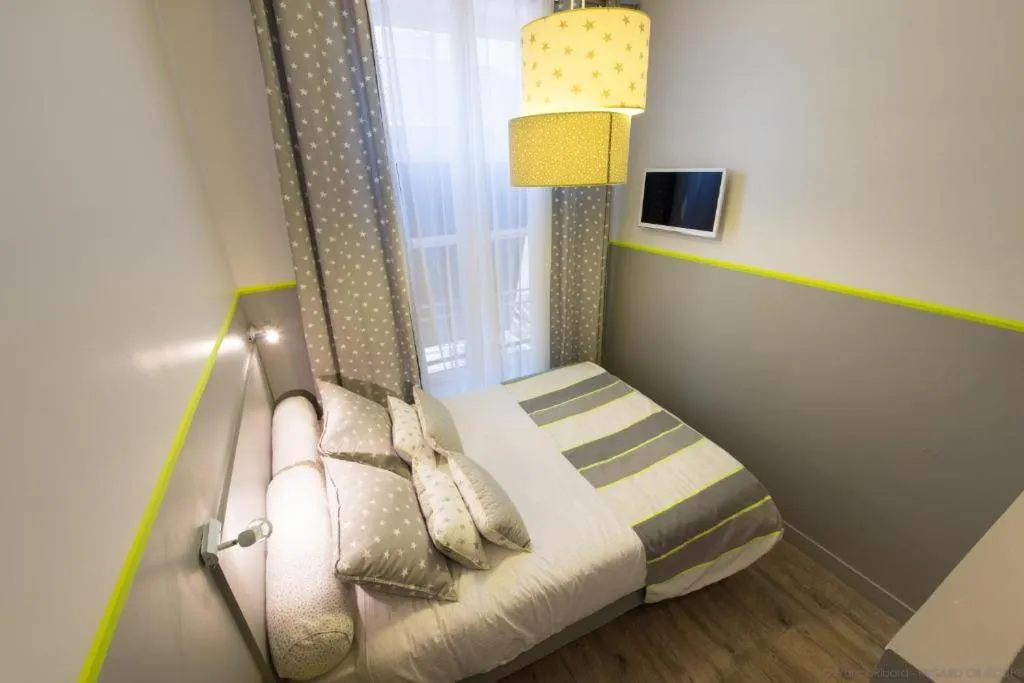 Bedroom, Bed in Hôtel de la Croix-Rousse