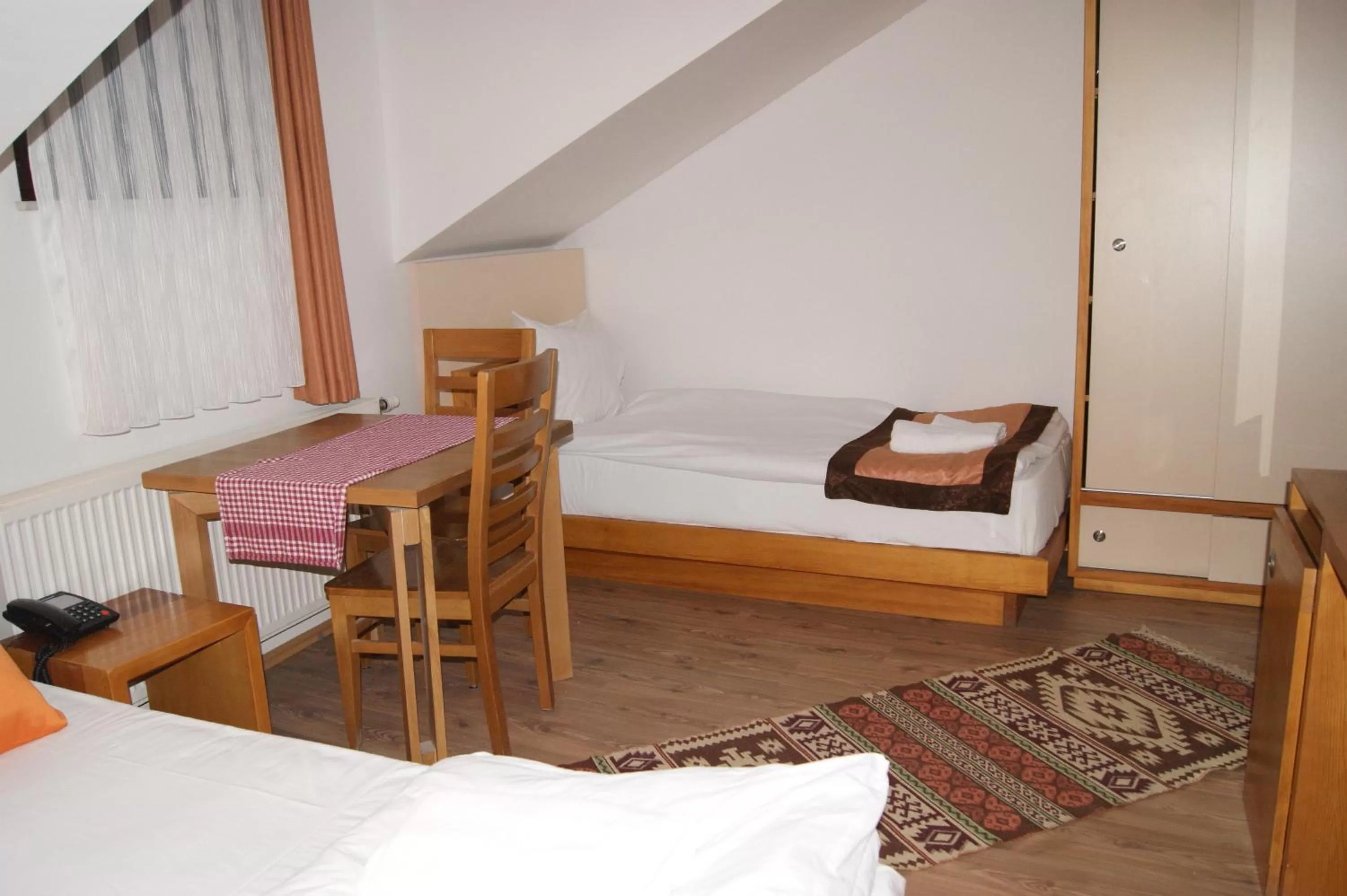 group of guests, Bed in Hotel Prizreni