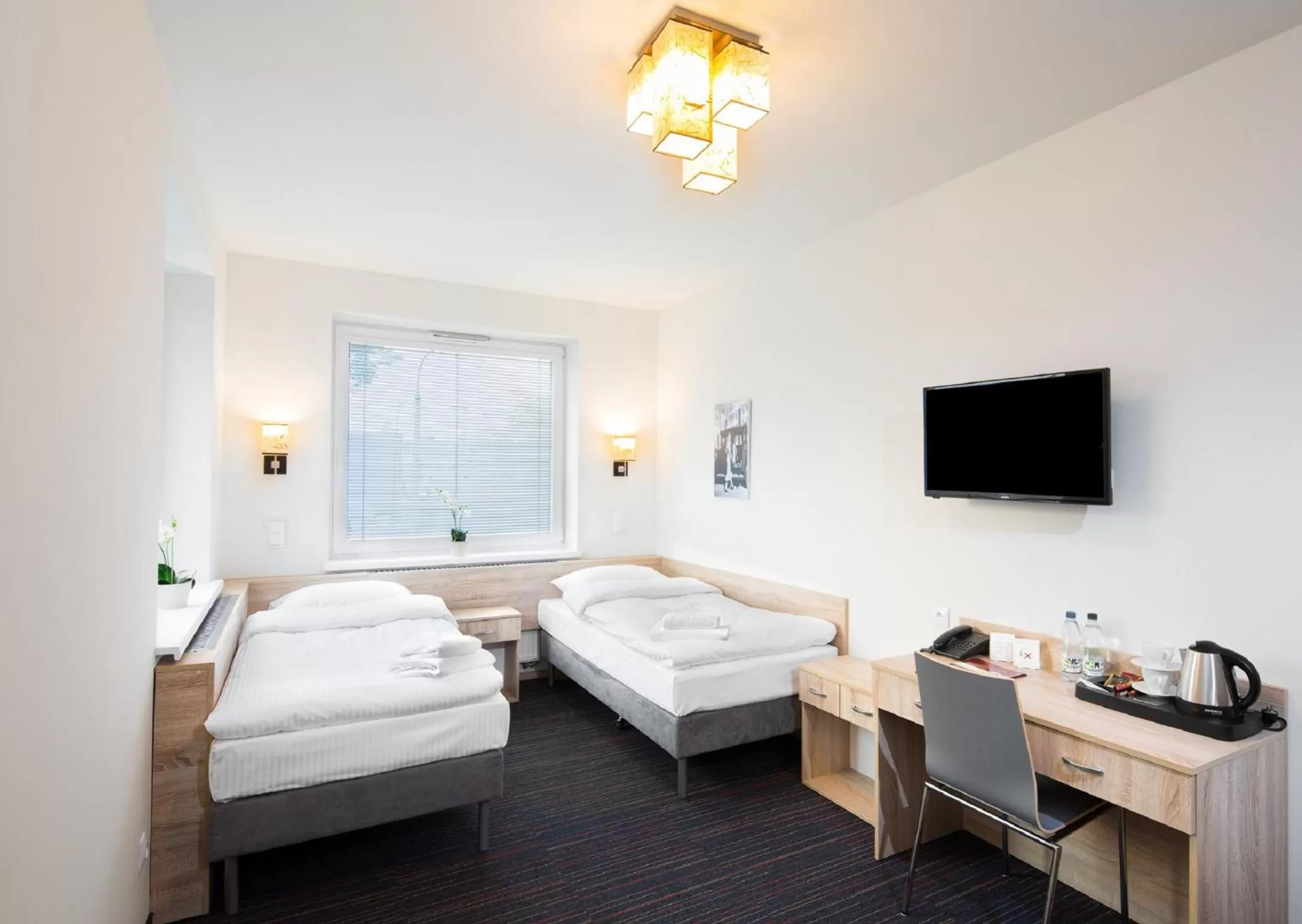 Coffee/tea facilities, Bed in Automobil Hotel