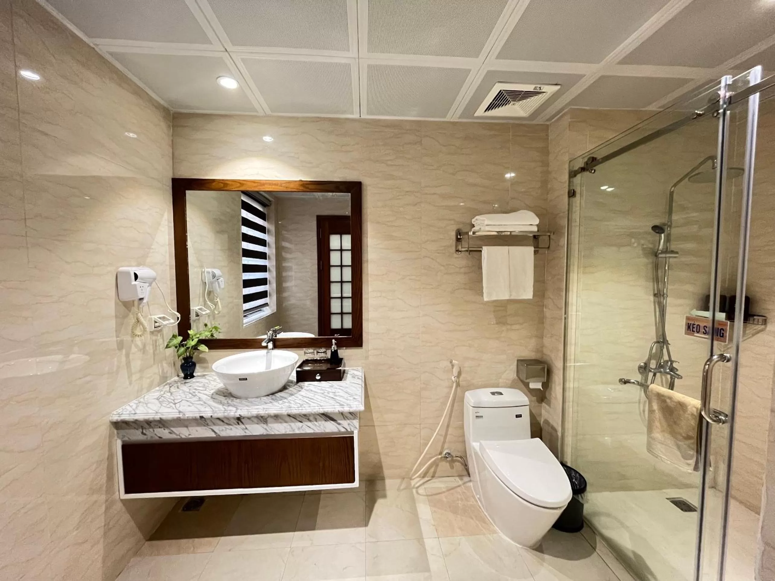 Shower in Samatha Hotel Bai Chay, Ha Long
