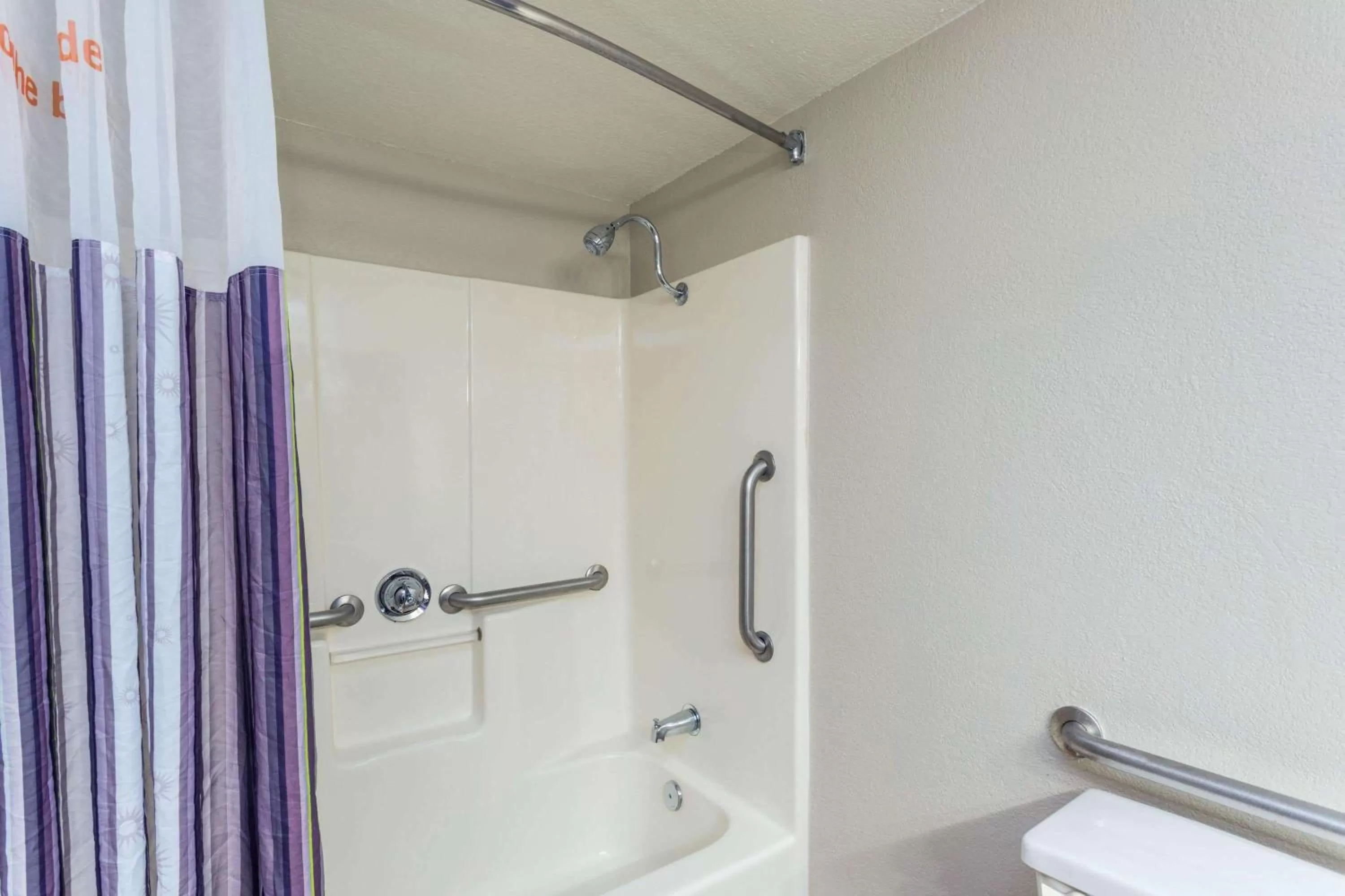 King Room with Bath Tub - Mobility/Hearing Accessible - Non-Smoking in La Quinta by Wyndham Orlando Universal area