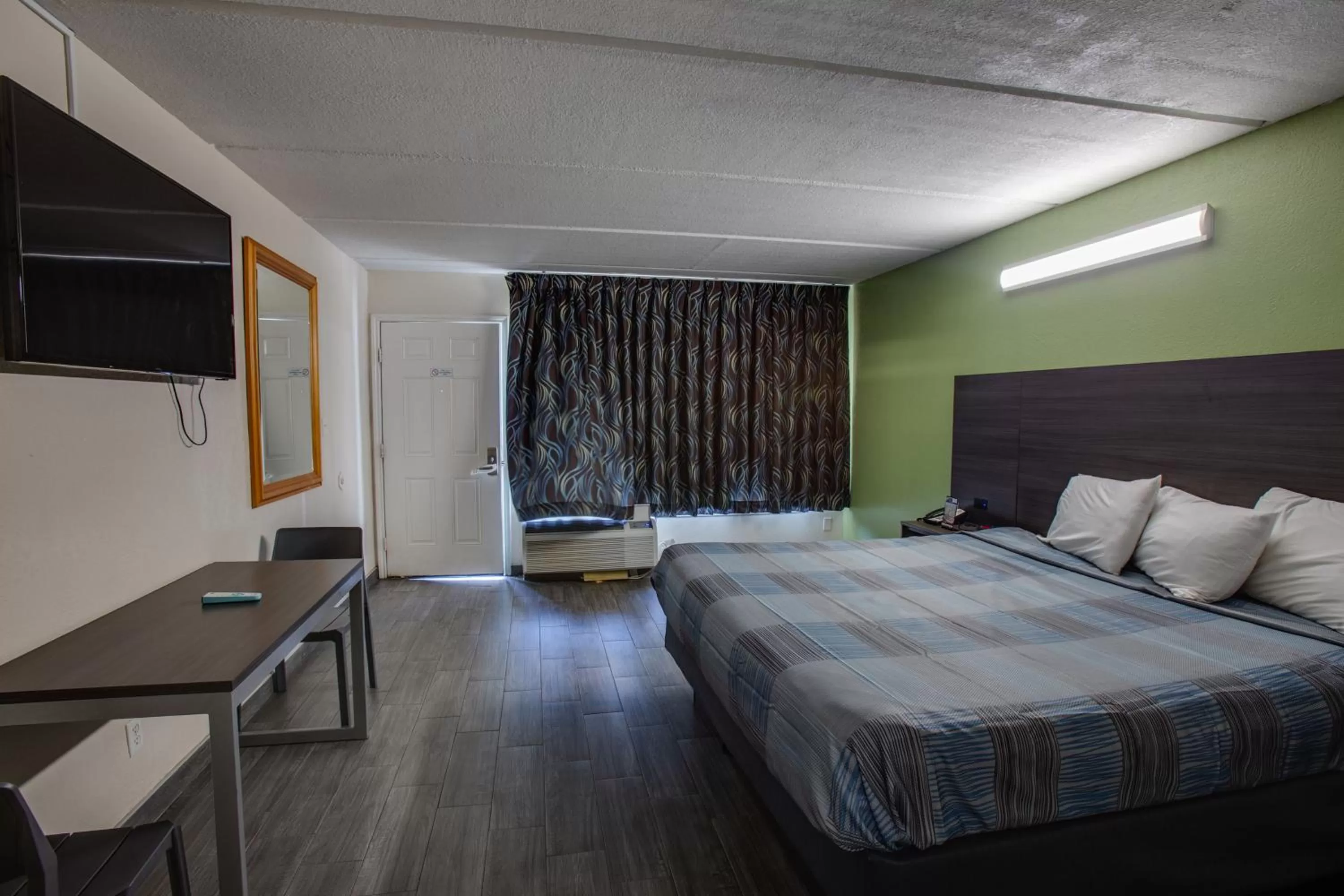 King Room with Bath in WindWater Hotel and Marina