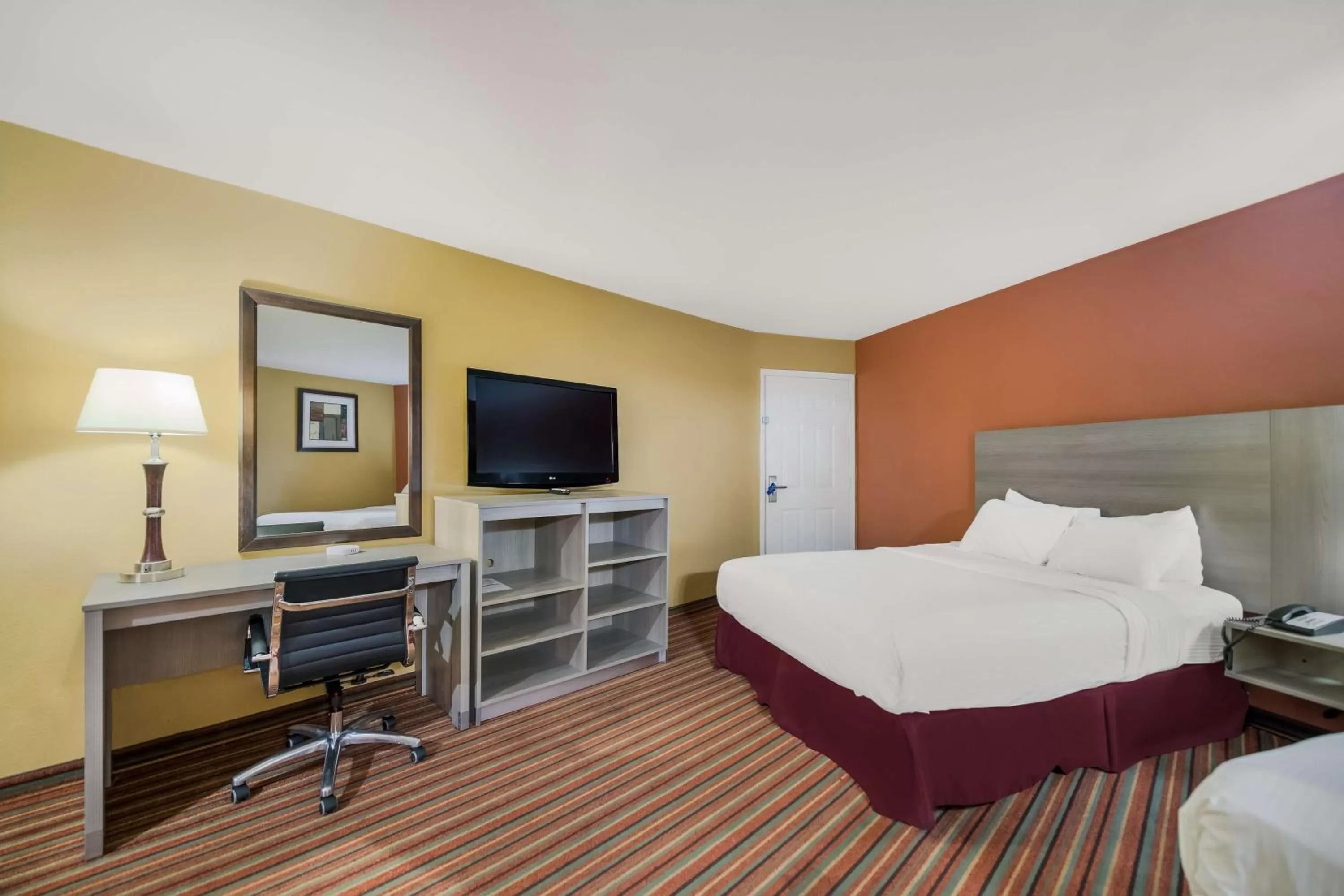 Bedroom, Bed in SureStay Hotel by Best Western Mt Pleasant