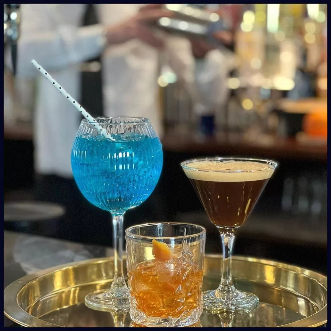 Restaurant/places to eat, Drinks in Queens Hotel