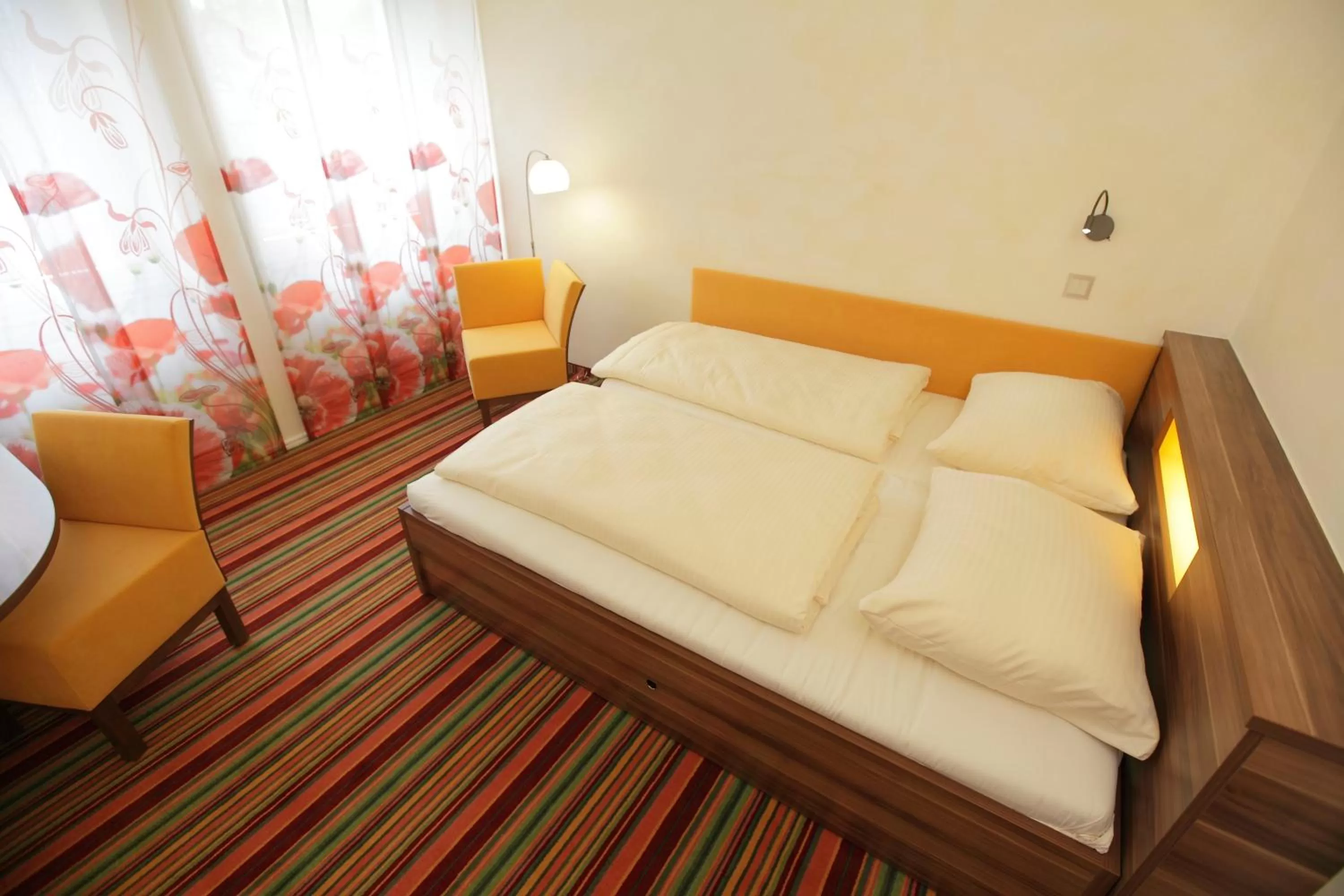 Photo of the whole room, Bed in Hotel Peterhof - urban lifestyle Kempten