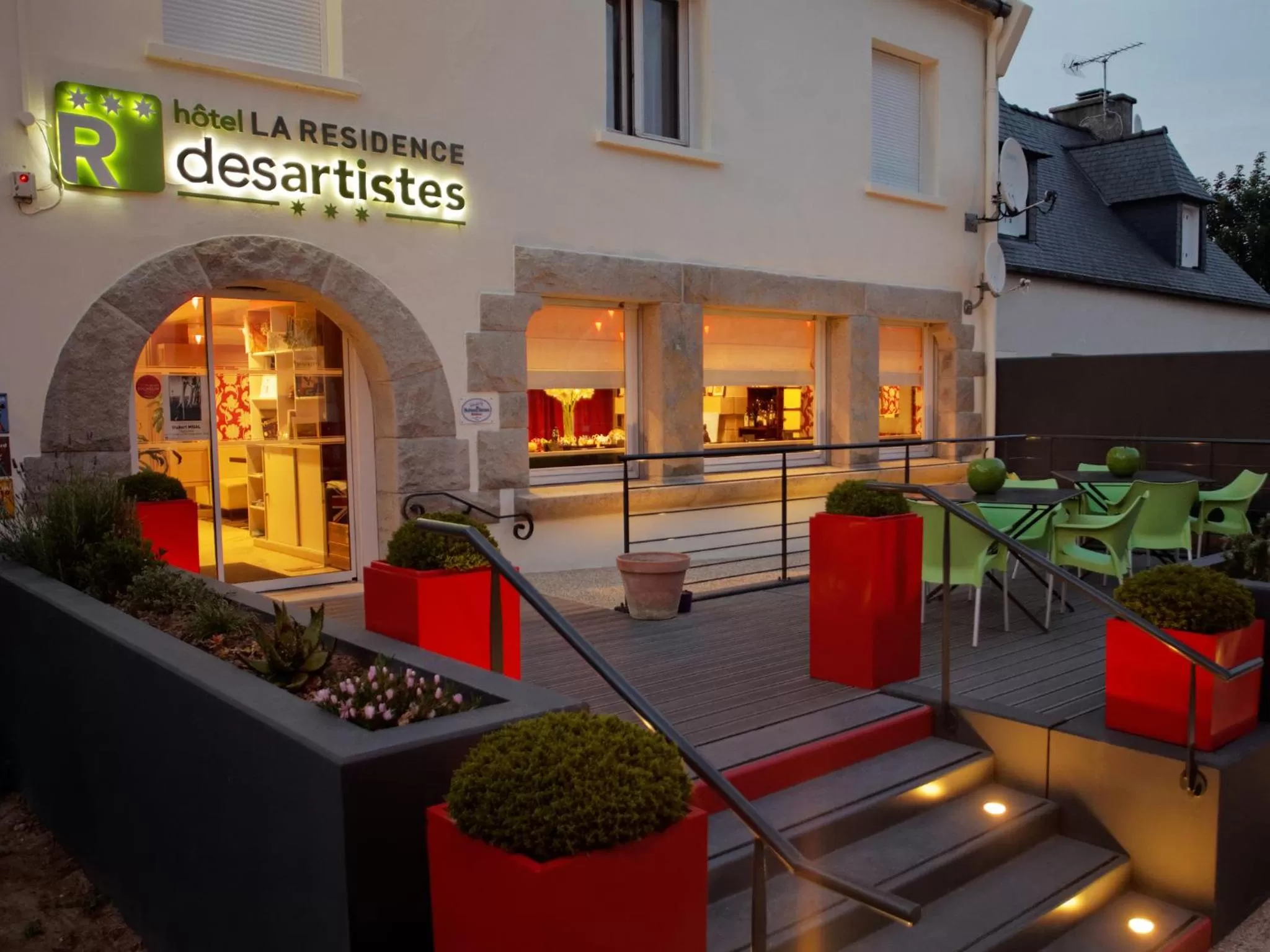 Patio in Hôtel La Résidence des Artistes