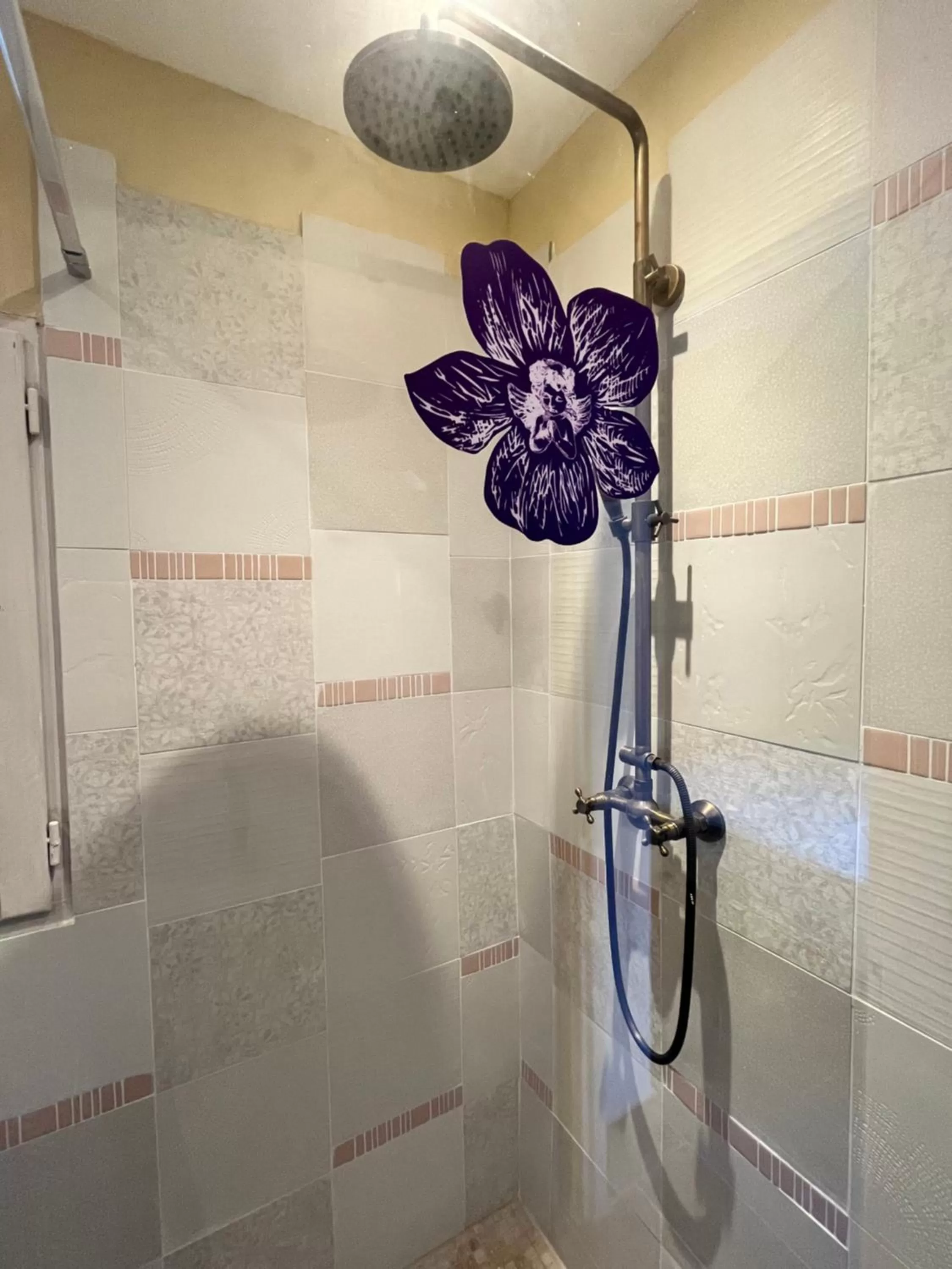 Shower in Le Clos Violette et Le 11 D'Aglaé - Hôtel de Charme Design de Luxe