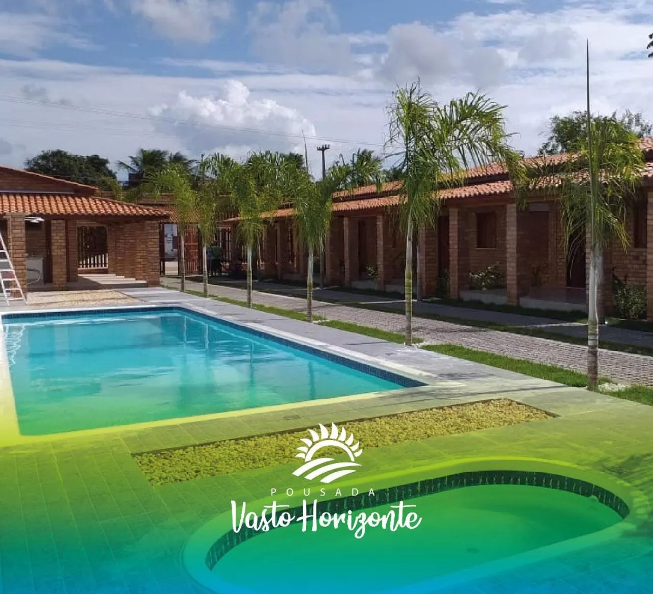 Swimming pool in Pousada Vasto Horizonte