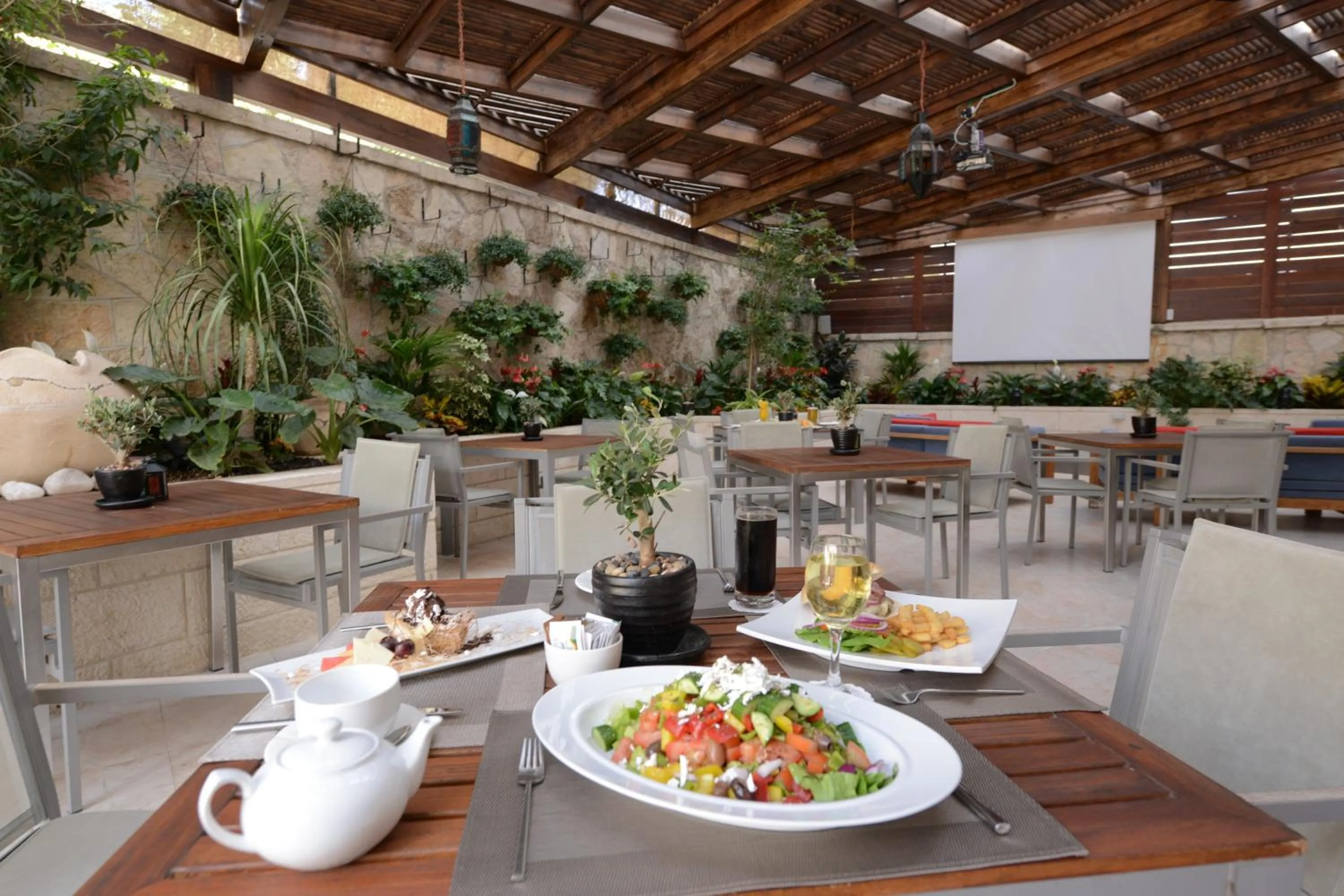 Restaurant/places to eat in St. George Hotel