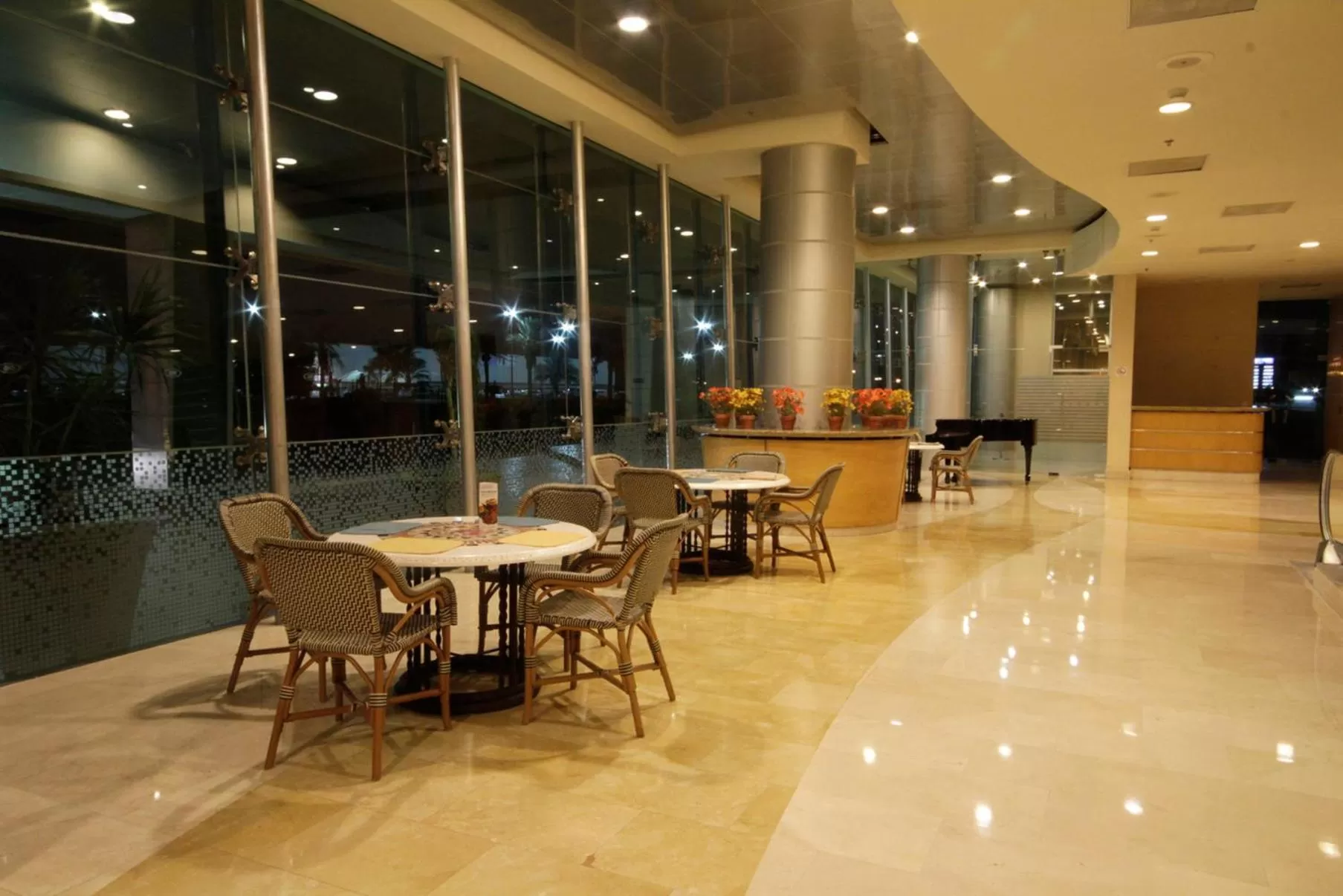 Lounge or bar in Crowne Plaza Torreon by IHG