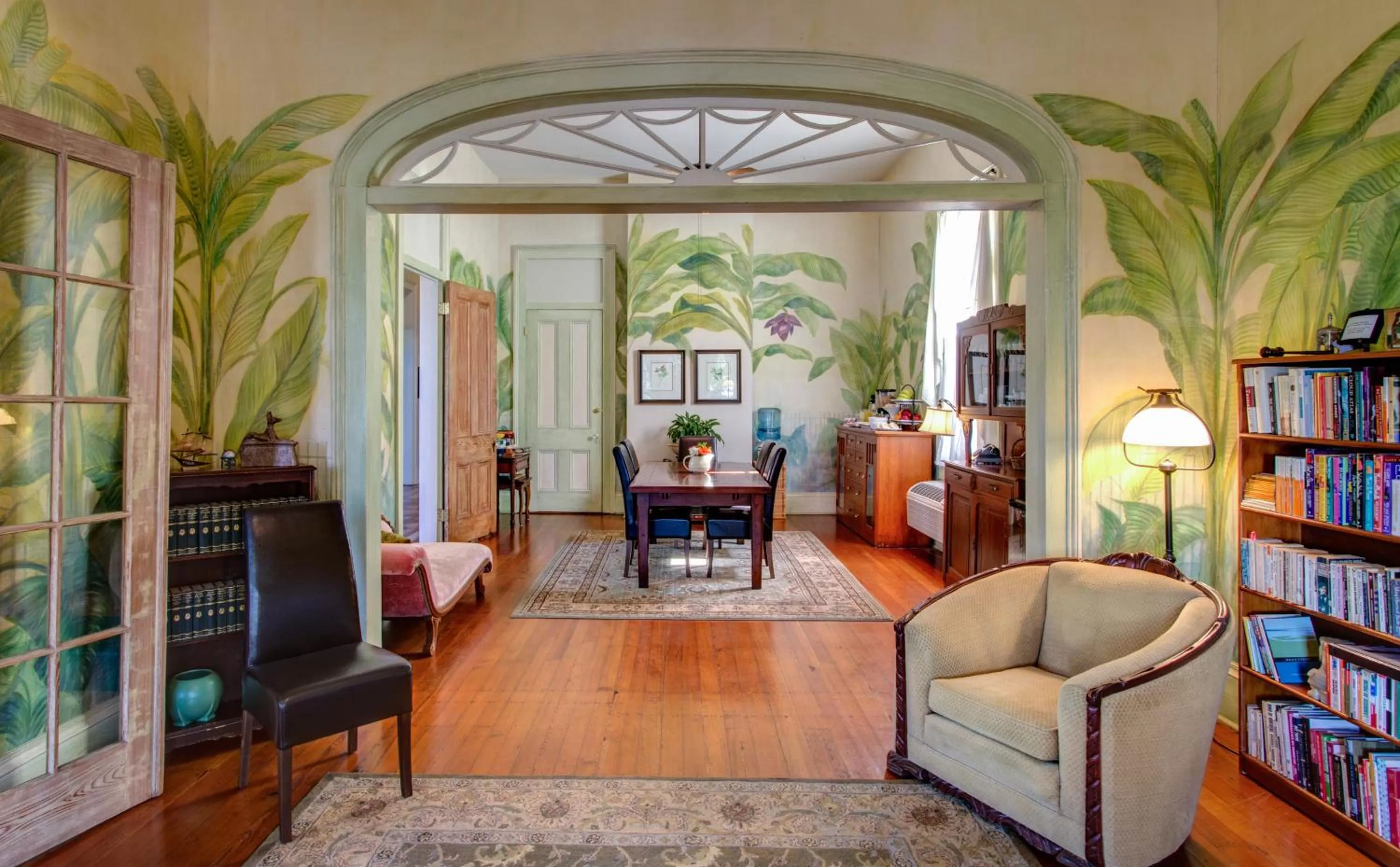 Library in Auld Sweet Olive Bed and Breakfast