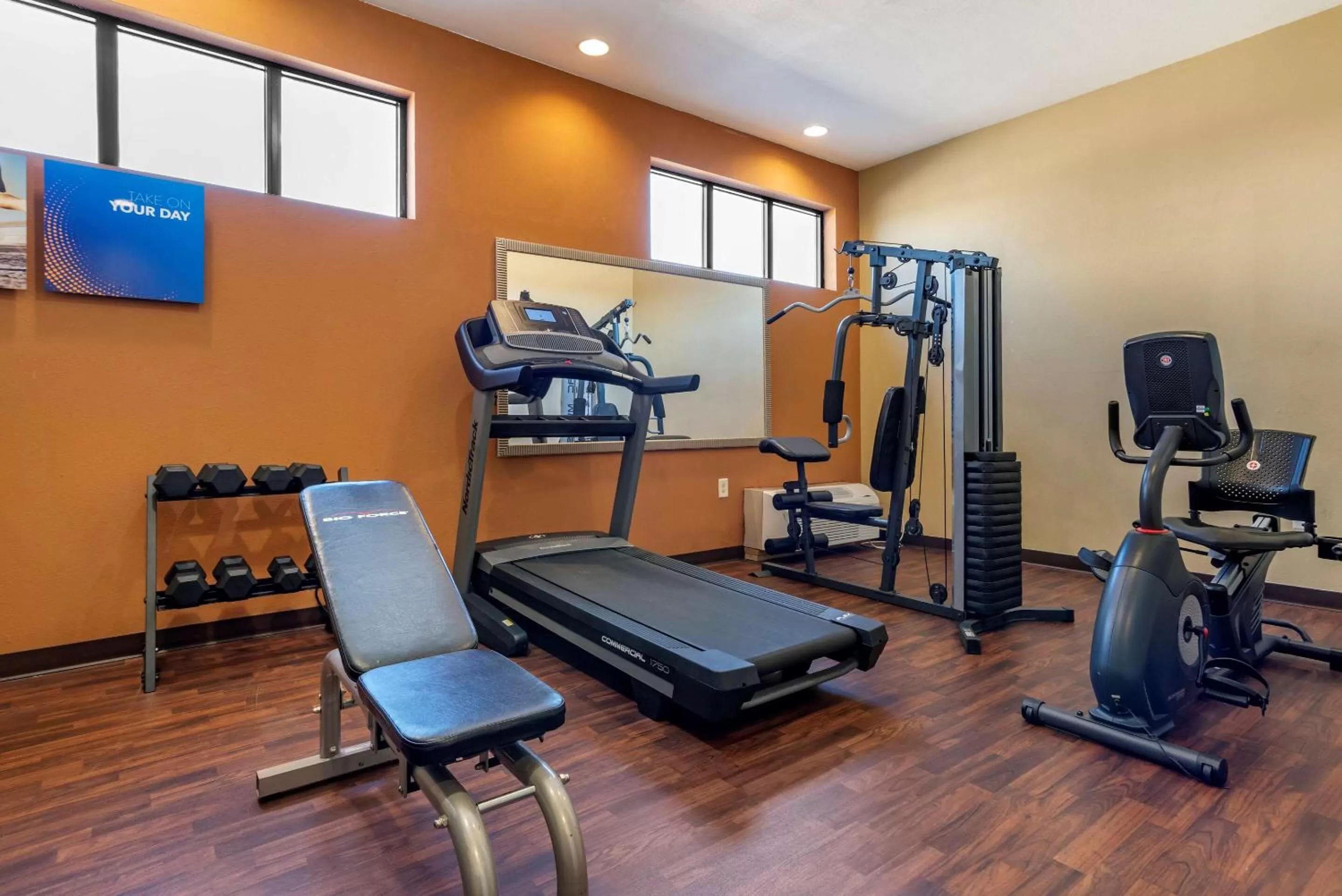 Fitness centre/facilities in Comfort Suites Airport South