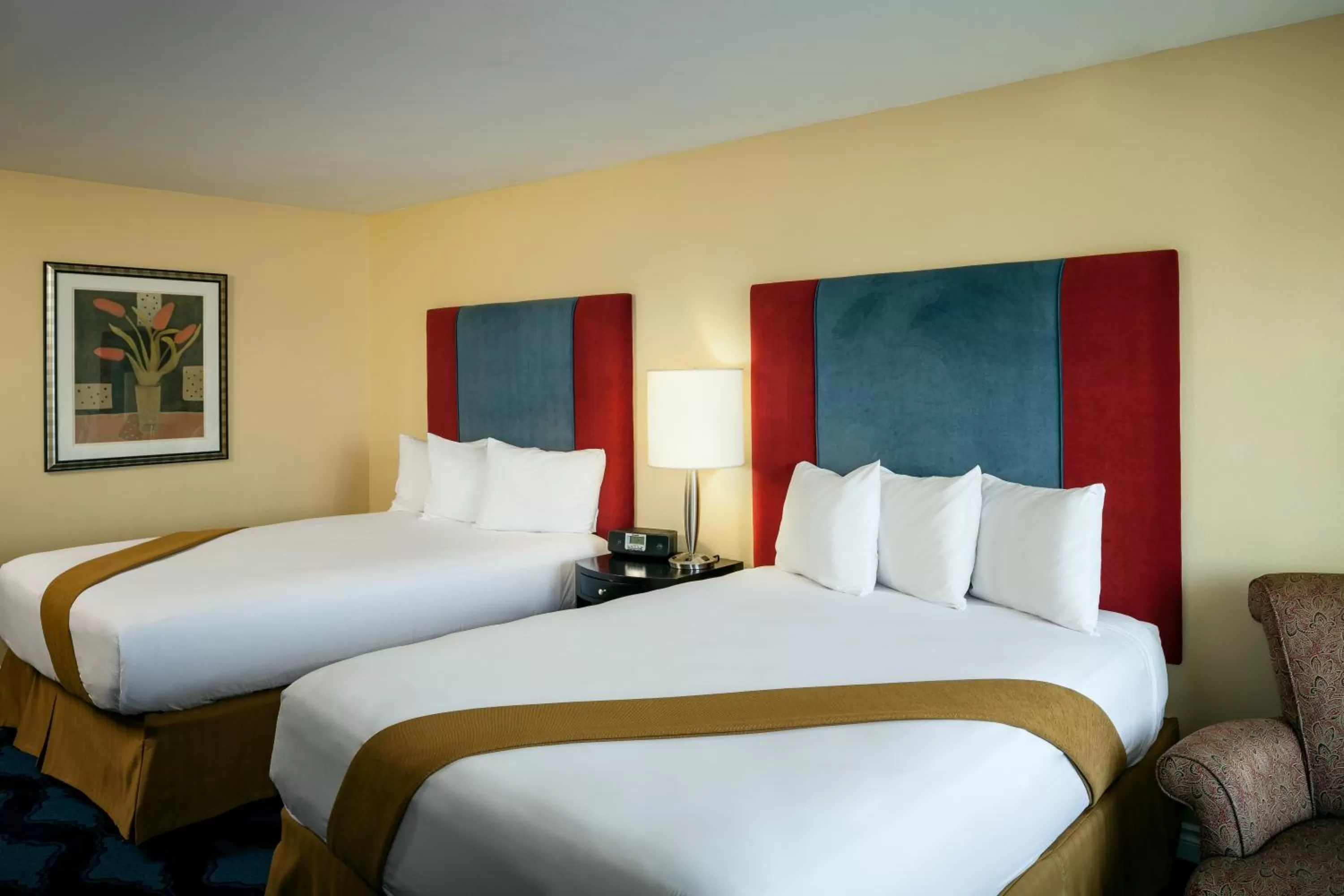 Photo of the whole room, Bed in Plaza Inn & Suites at Ashland Creek