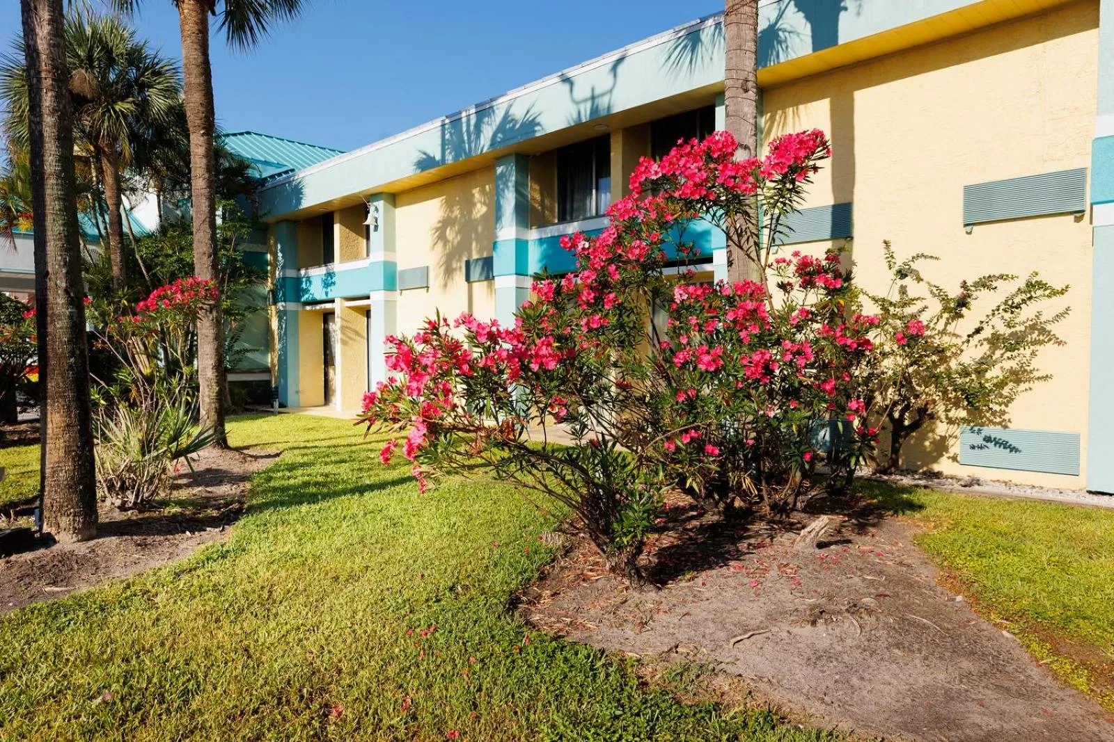 Property building in Garnet Inn & Suites, Orlando