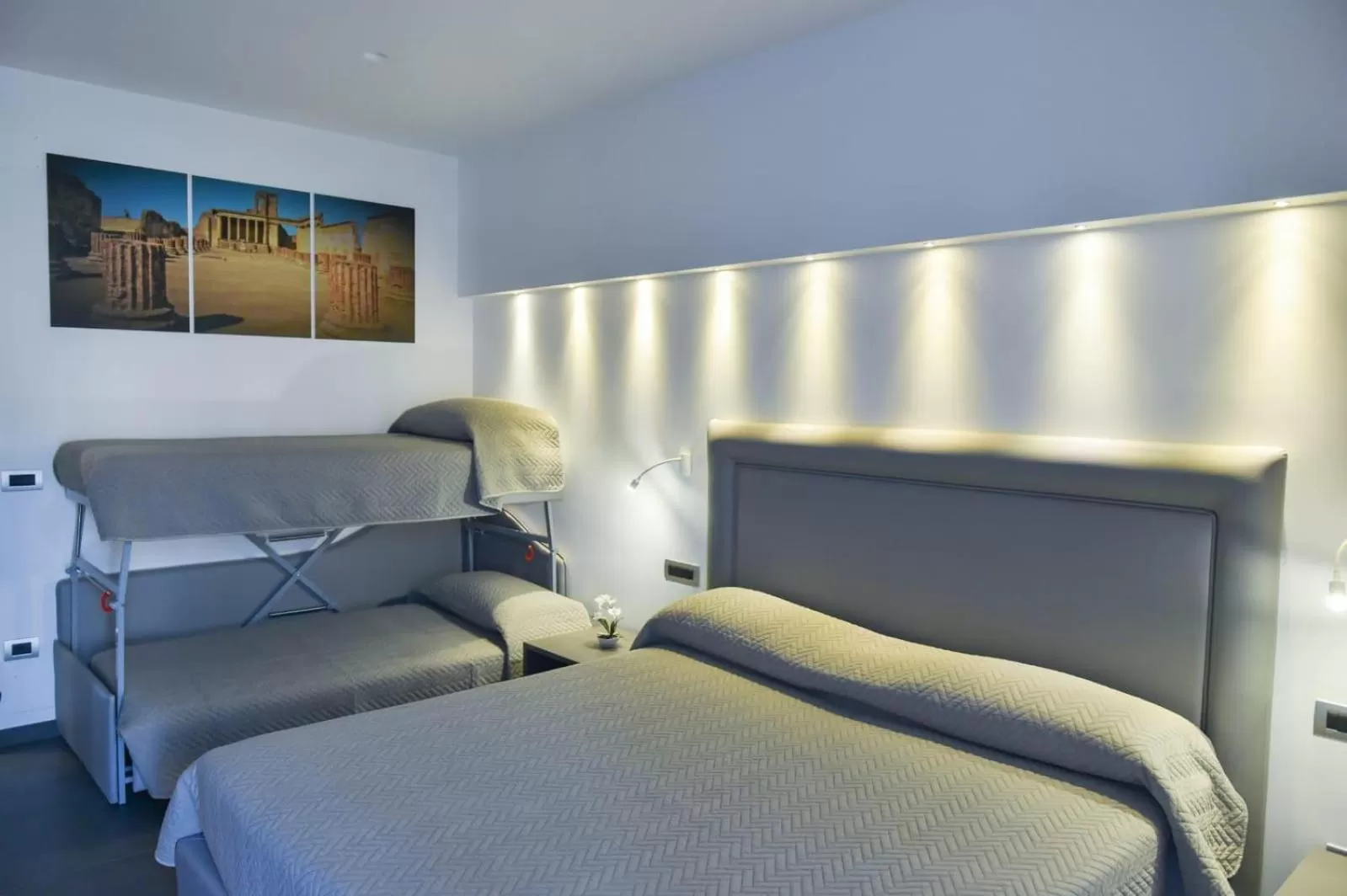 Bed in Pompei Inn Ruins B&B Luxury Suite