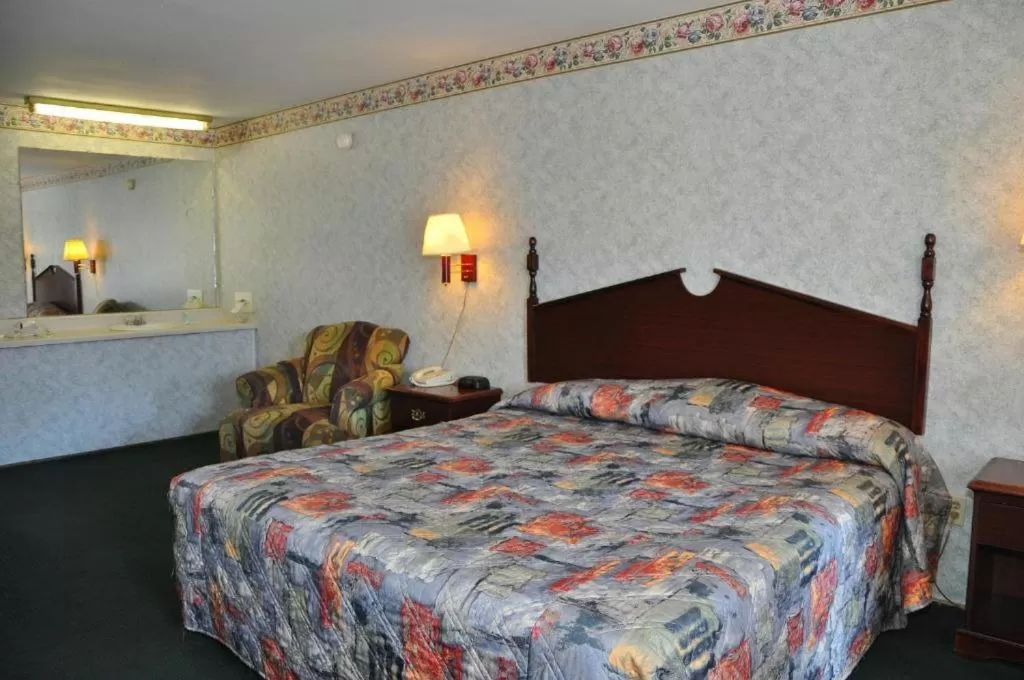 Bed in MERRIMAC INN & SUITES