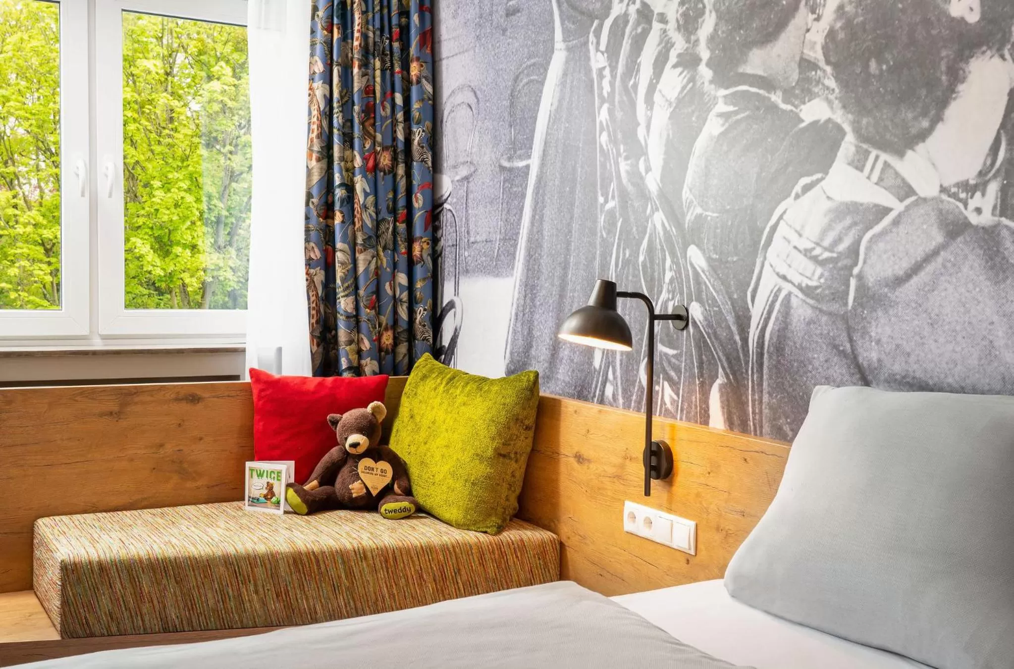 Seating area, Bed in tinyTwice Hotel Bonn