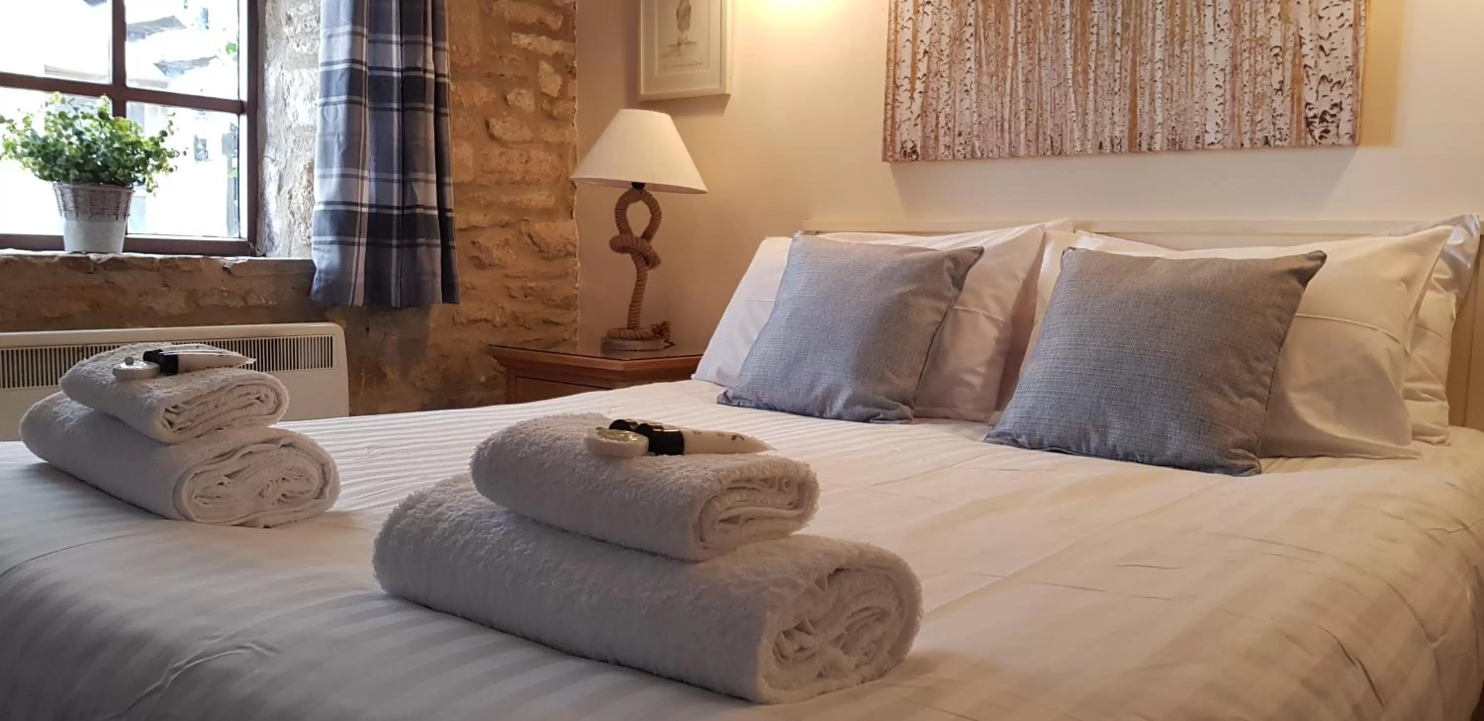 Bedroom, Bed in The Kings Arms Hotel