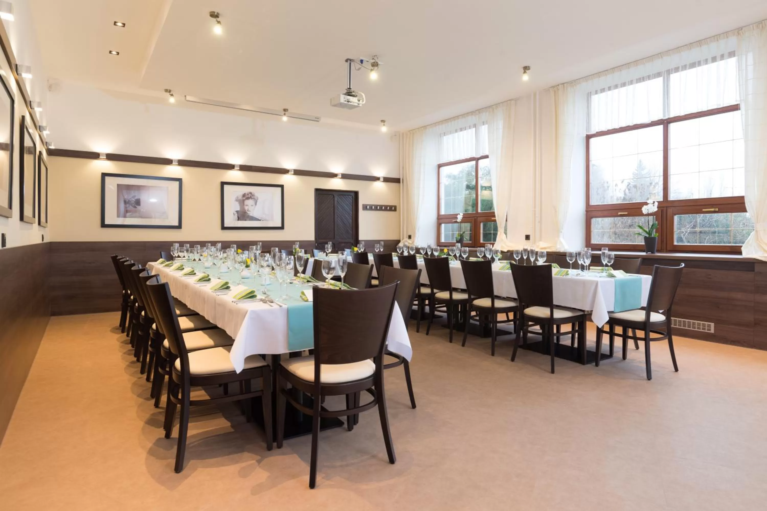 Restaurant/places to eat in Hotel Slavia