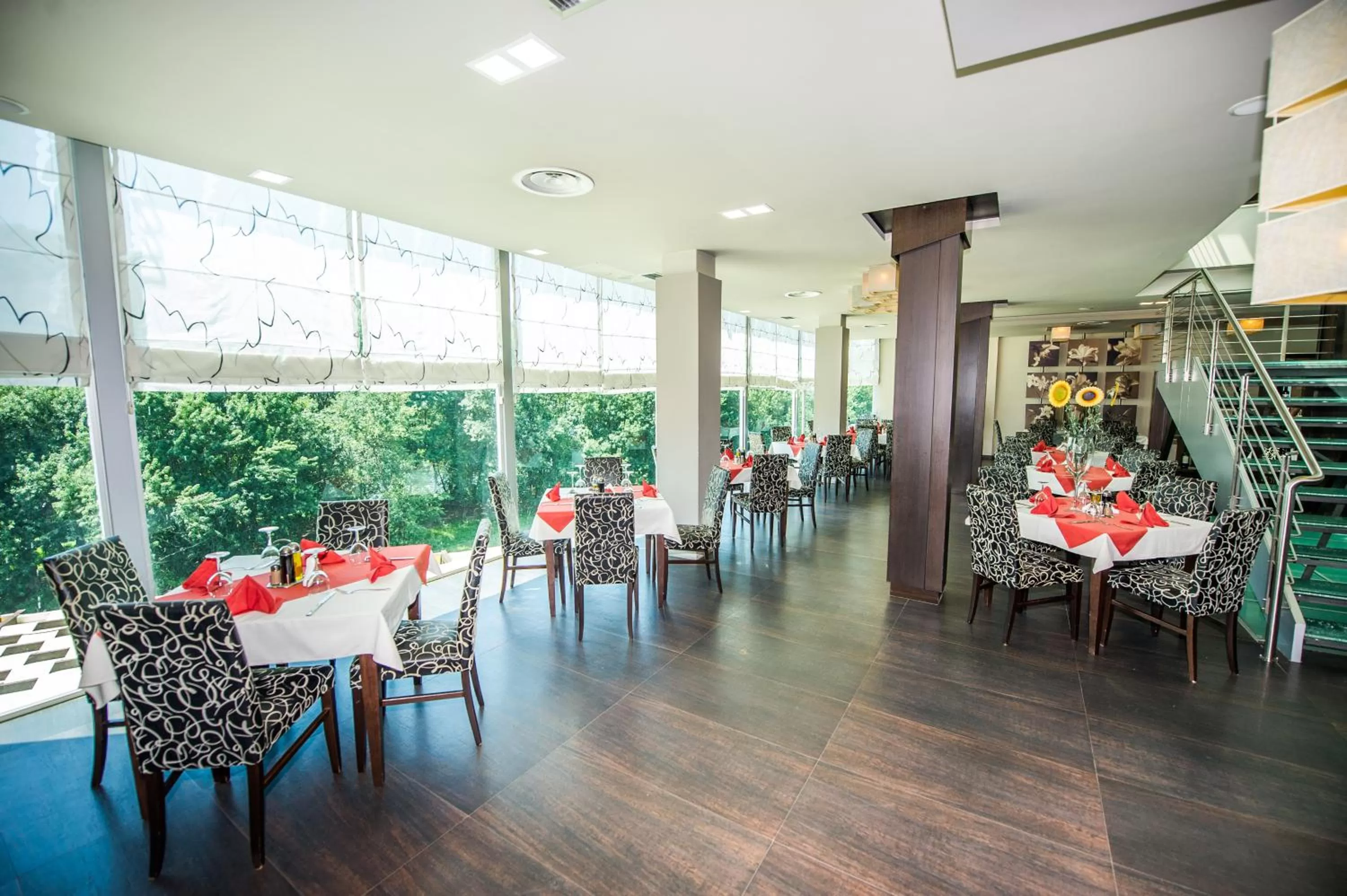 Restaurant/Places to Eat in Luani A Hotel