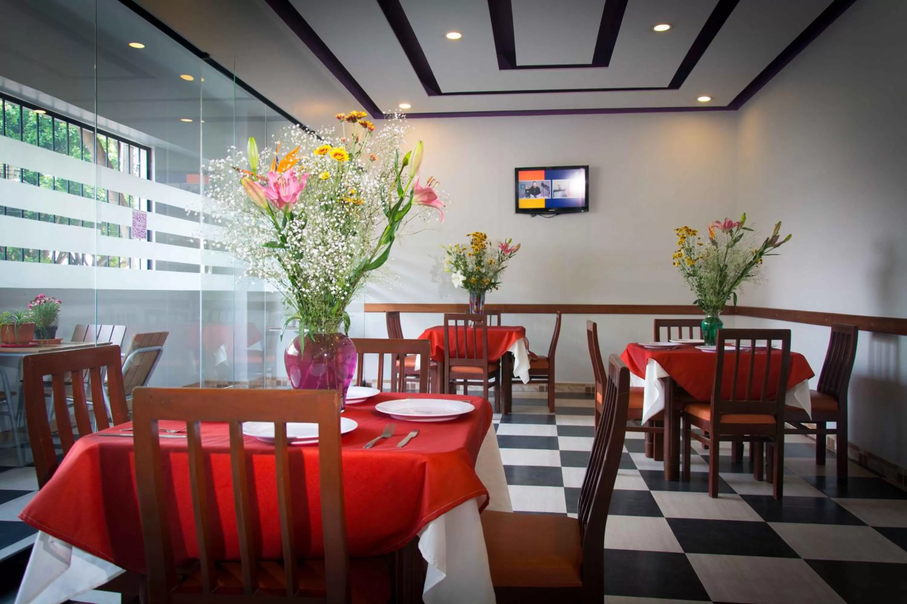 Restaurant/places to eat in Hotel Max