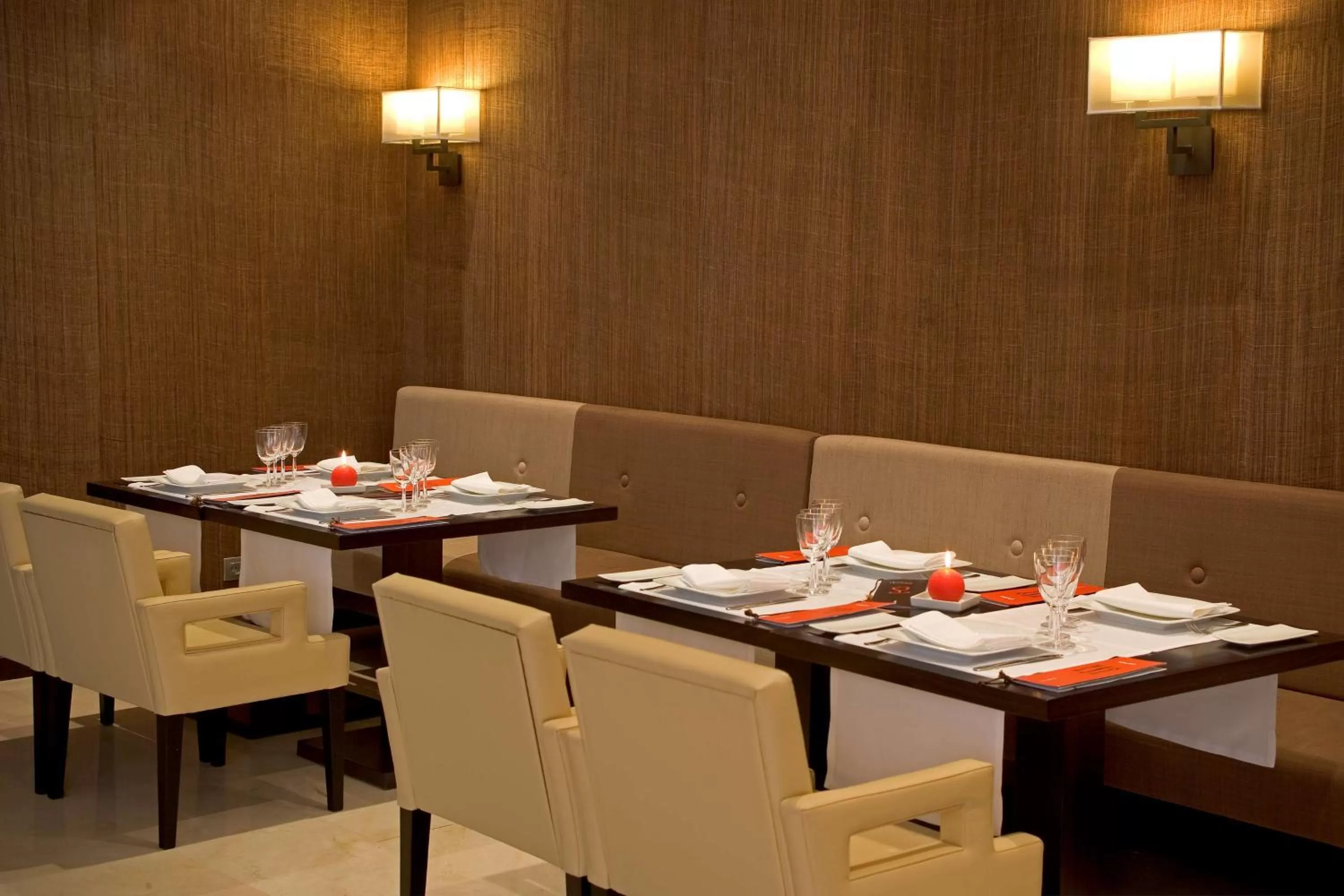 Restaurant/places to eat in NH Valladolid Bálago