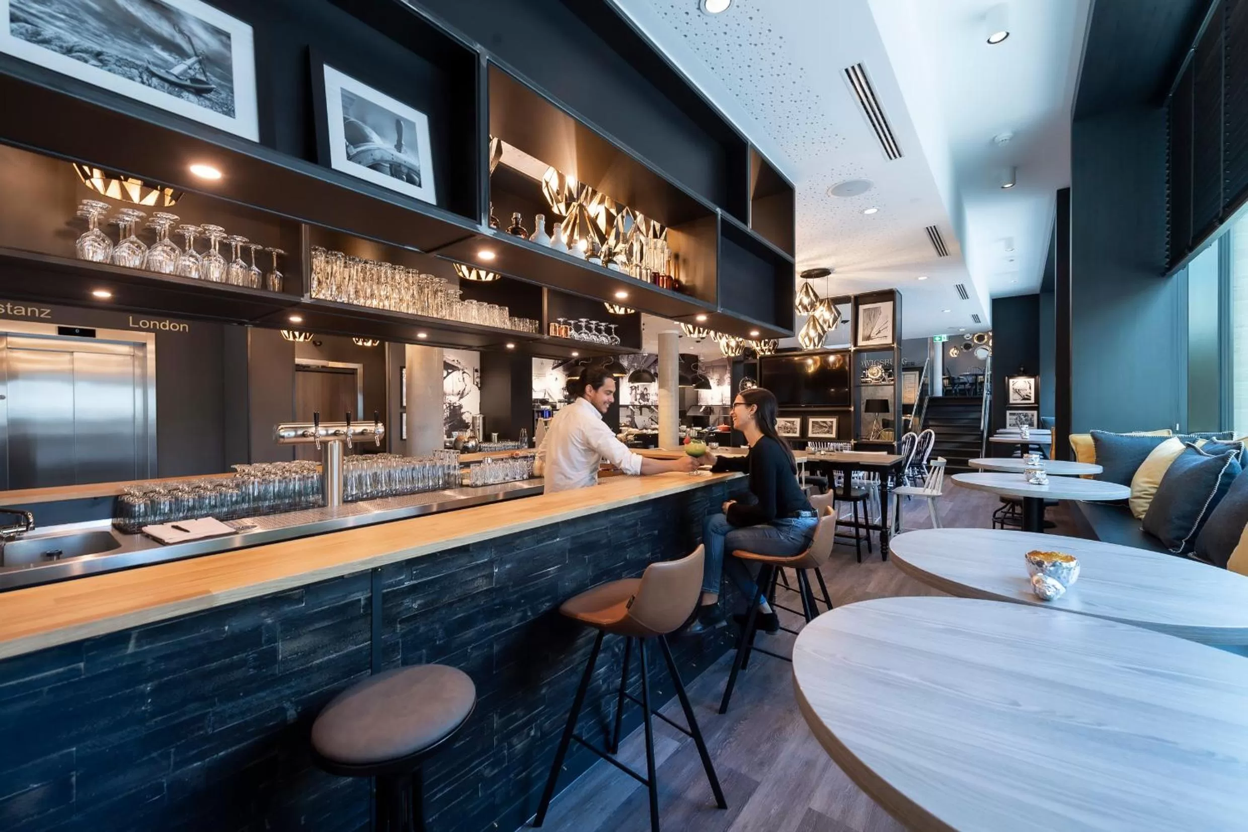 Lounge or bar in HARBR Hotel Ludwigsburg, a member of Radisson Individuals