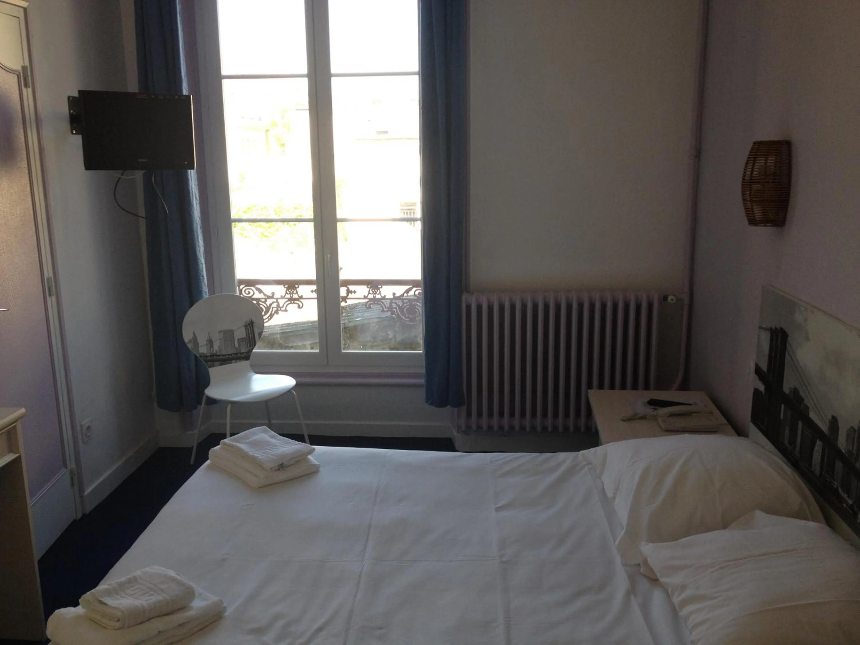 Photo of the whole room, Bed in Hotel Couleurs Sud Centre-ville Gare Charleville-Mézières
