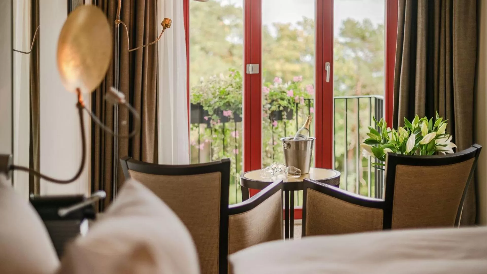 Seating area, Bed in Strandhotel Heringsdorf mit Soleaußenpool 30 Grad