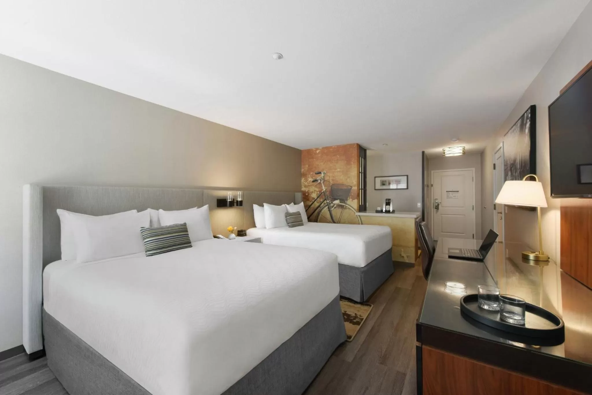 Photo of the whole room, Bed in Hotel Indigo Napa Valley by IHG