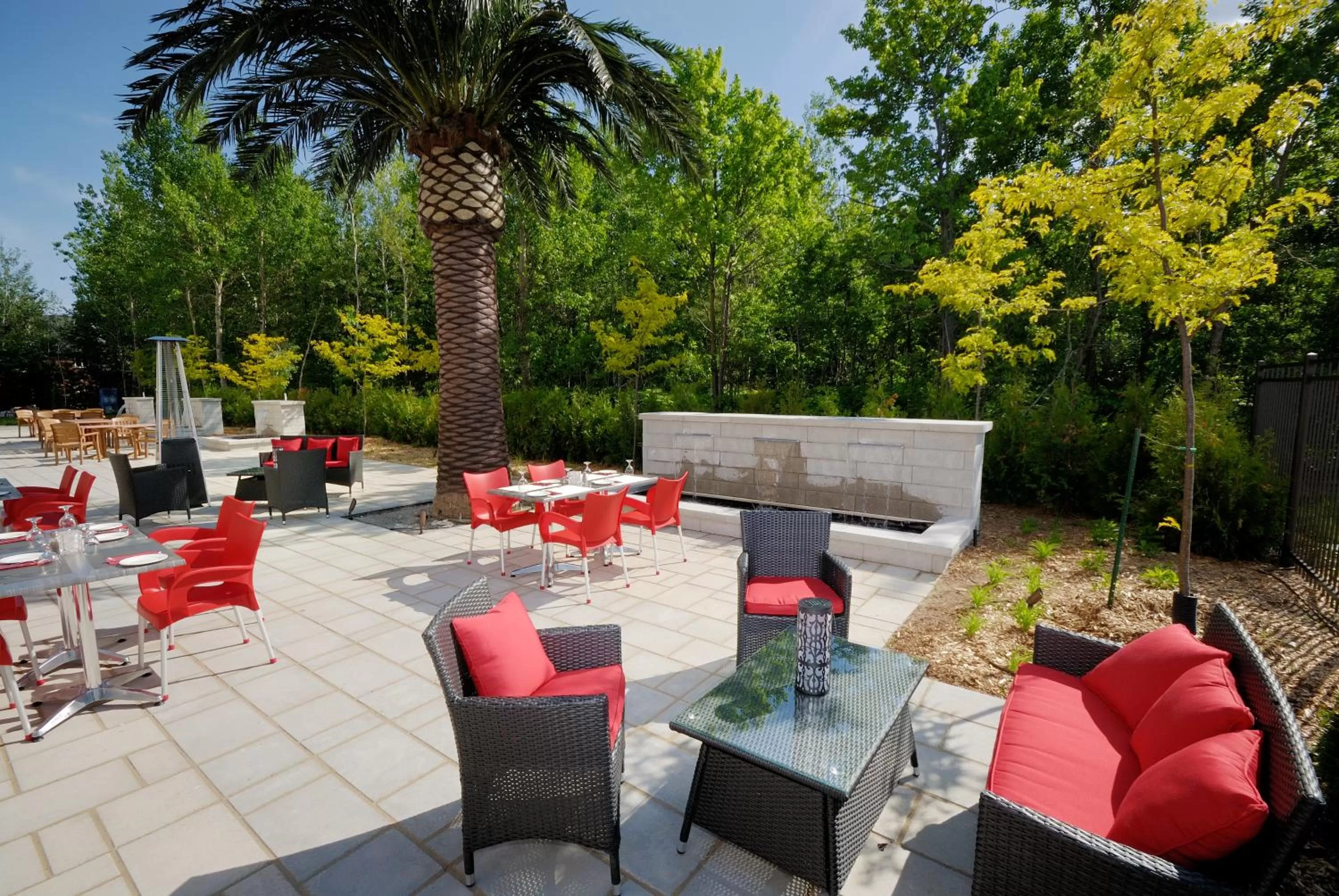 Balcony/Terrace in Imperia Hôtel et Suites Terrebonne