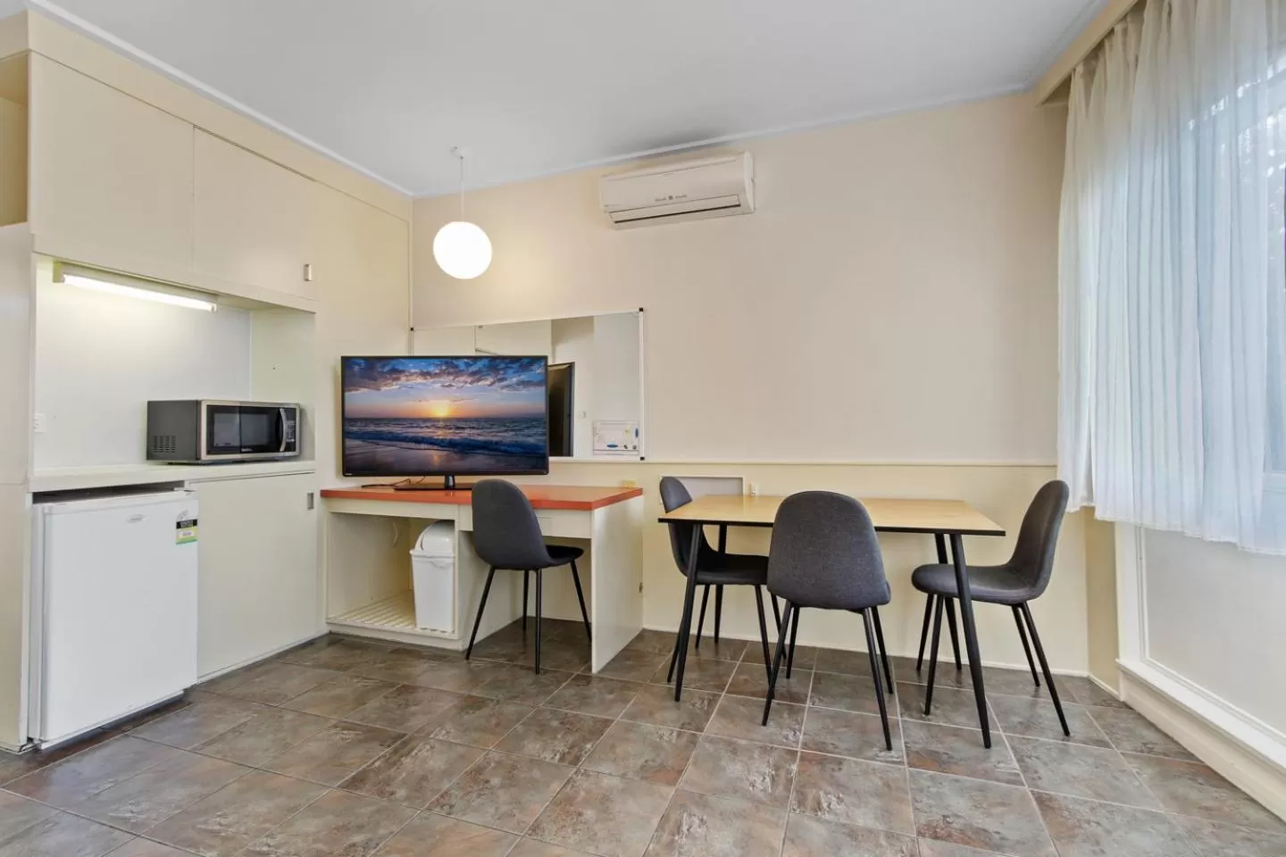 Dining area in Comfort Inn & Suites Lakes Entrance
