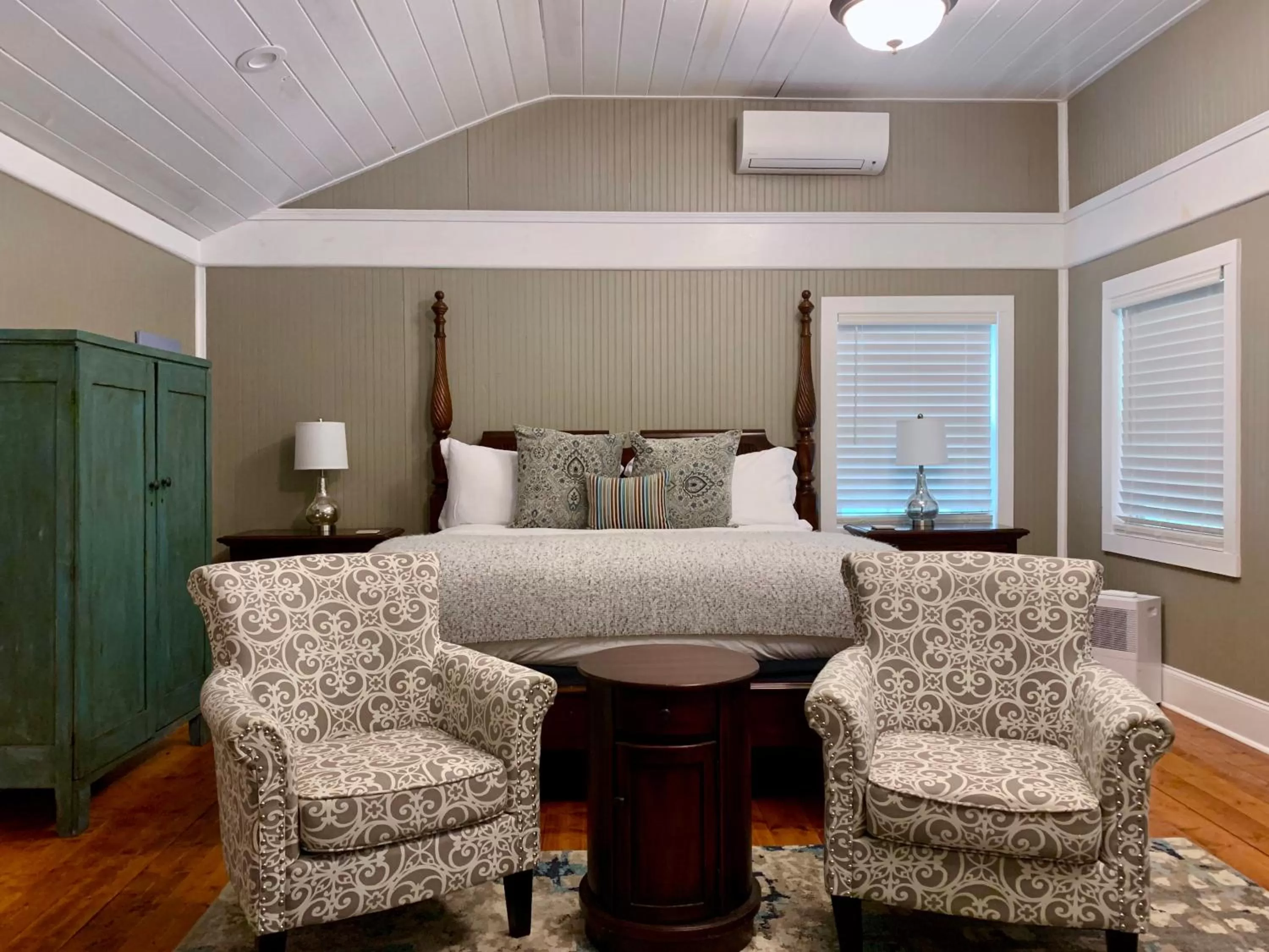 Photo of the whole room, Seating Area in Barefoot Hills