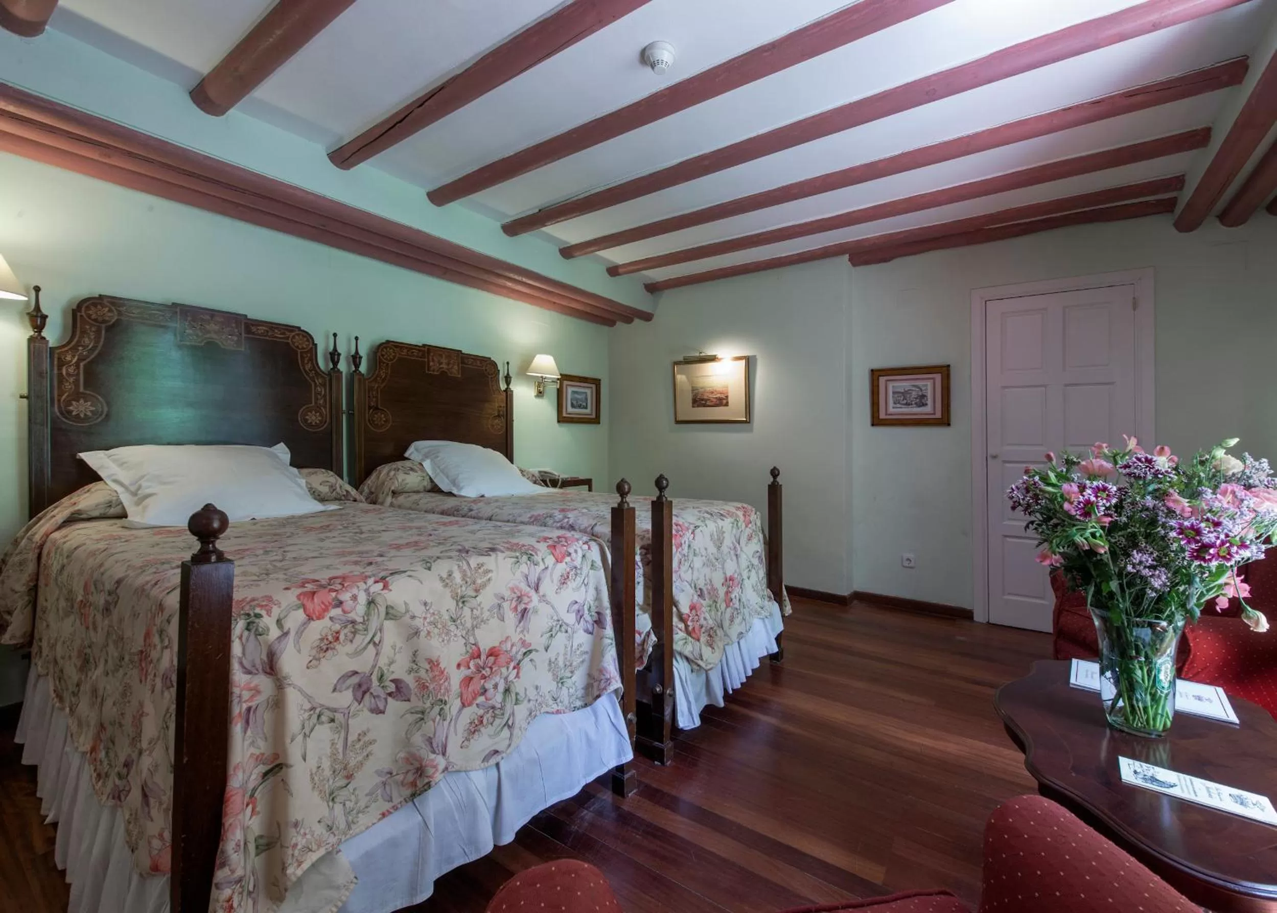 Photo of the whole room, Bed in Hotel Las Casas de la Judería