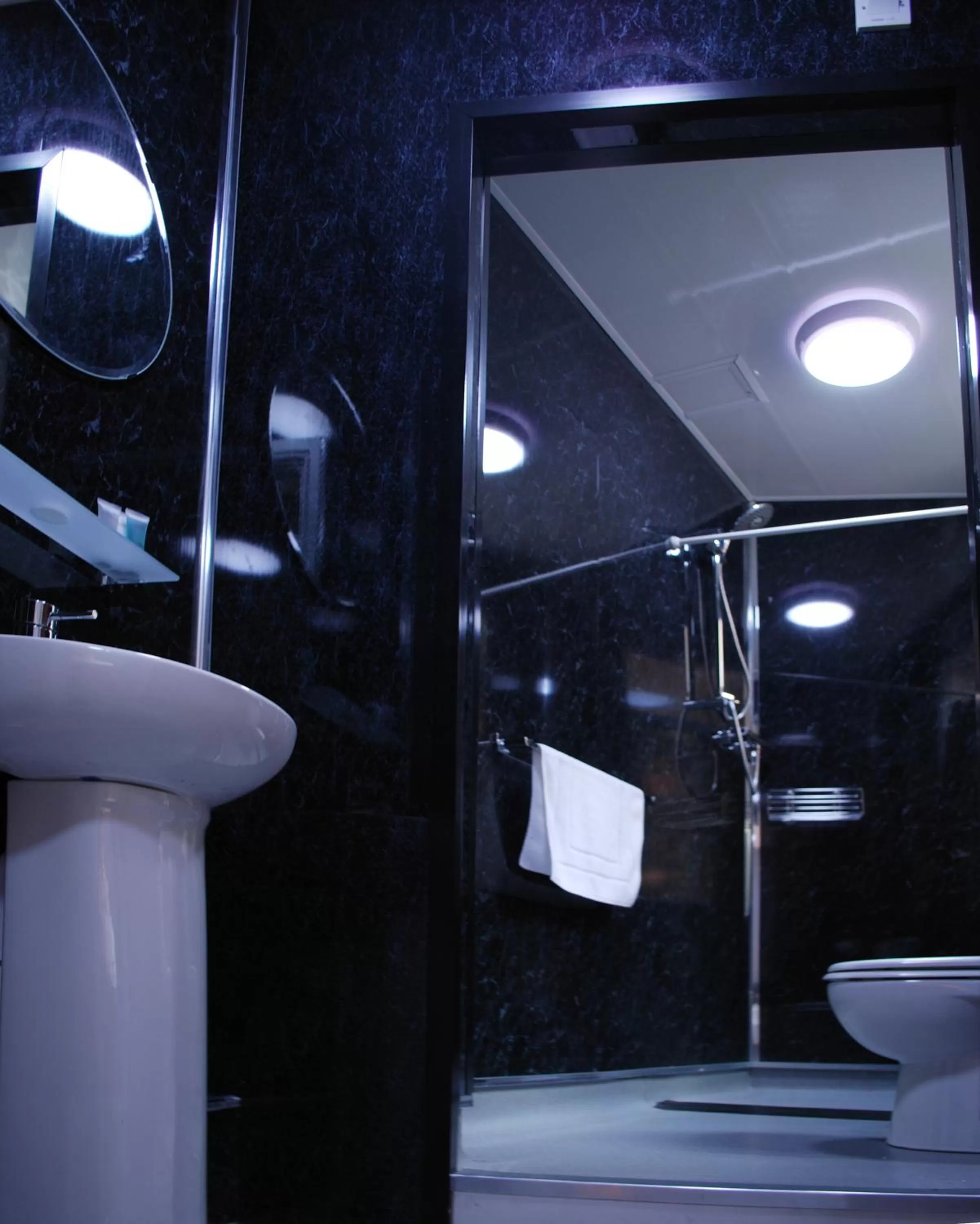 Shower in The Liverpool Inn Hotel