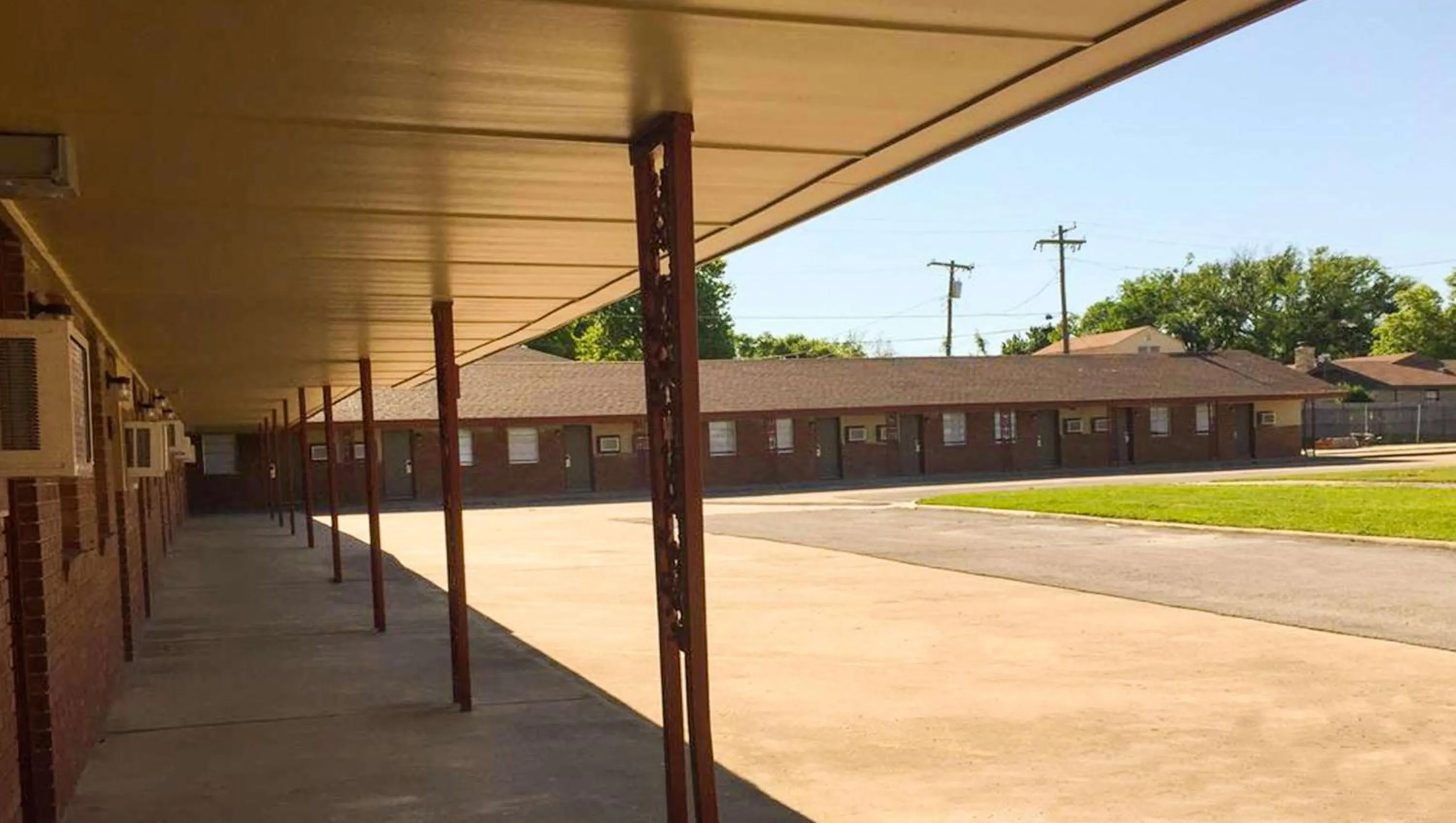 Property building in Budget Inn Ardmore OK