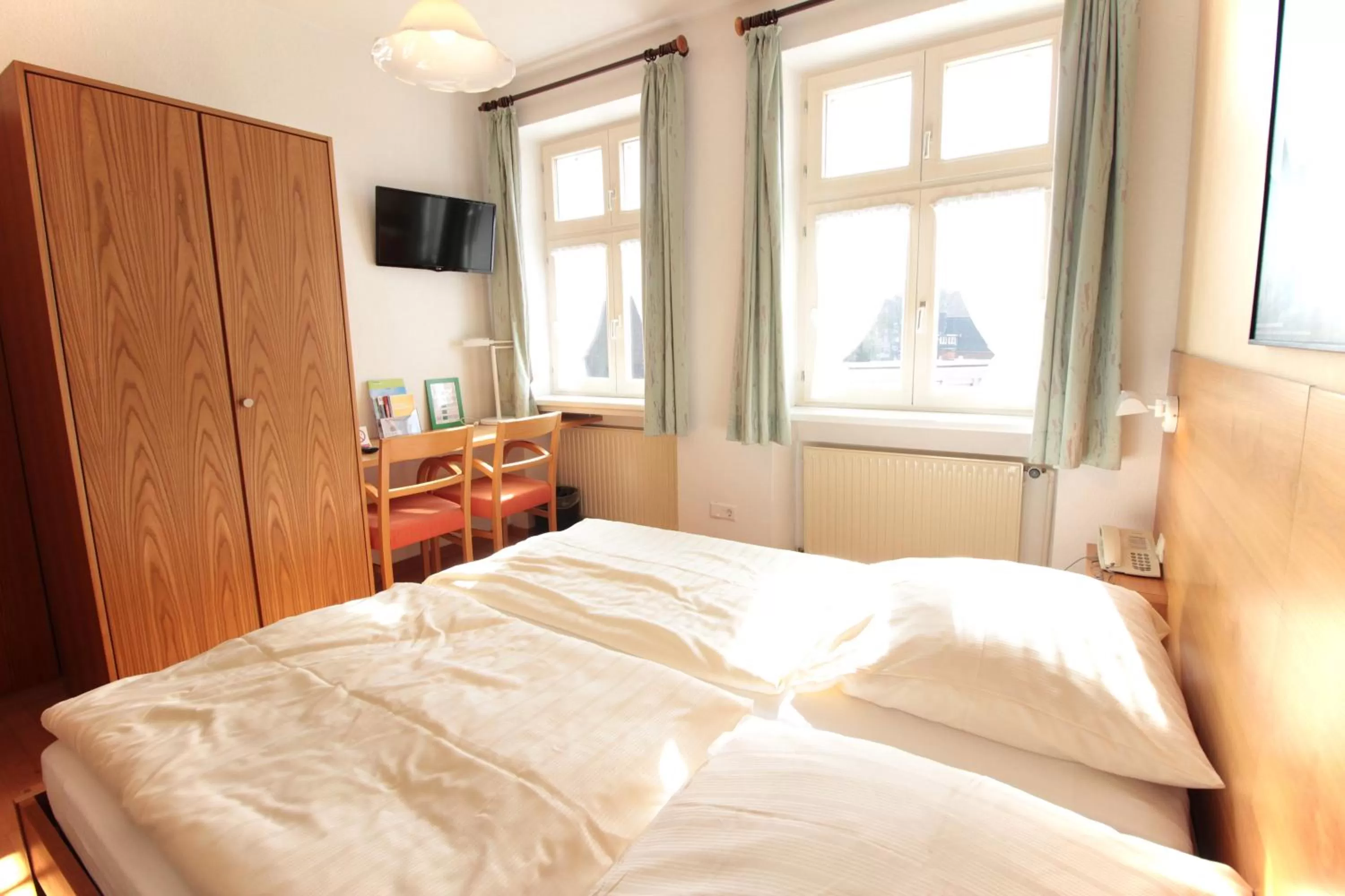Photo of the whole room, Bed in An der Persiluhr Stadt-gut-Hotel