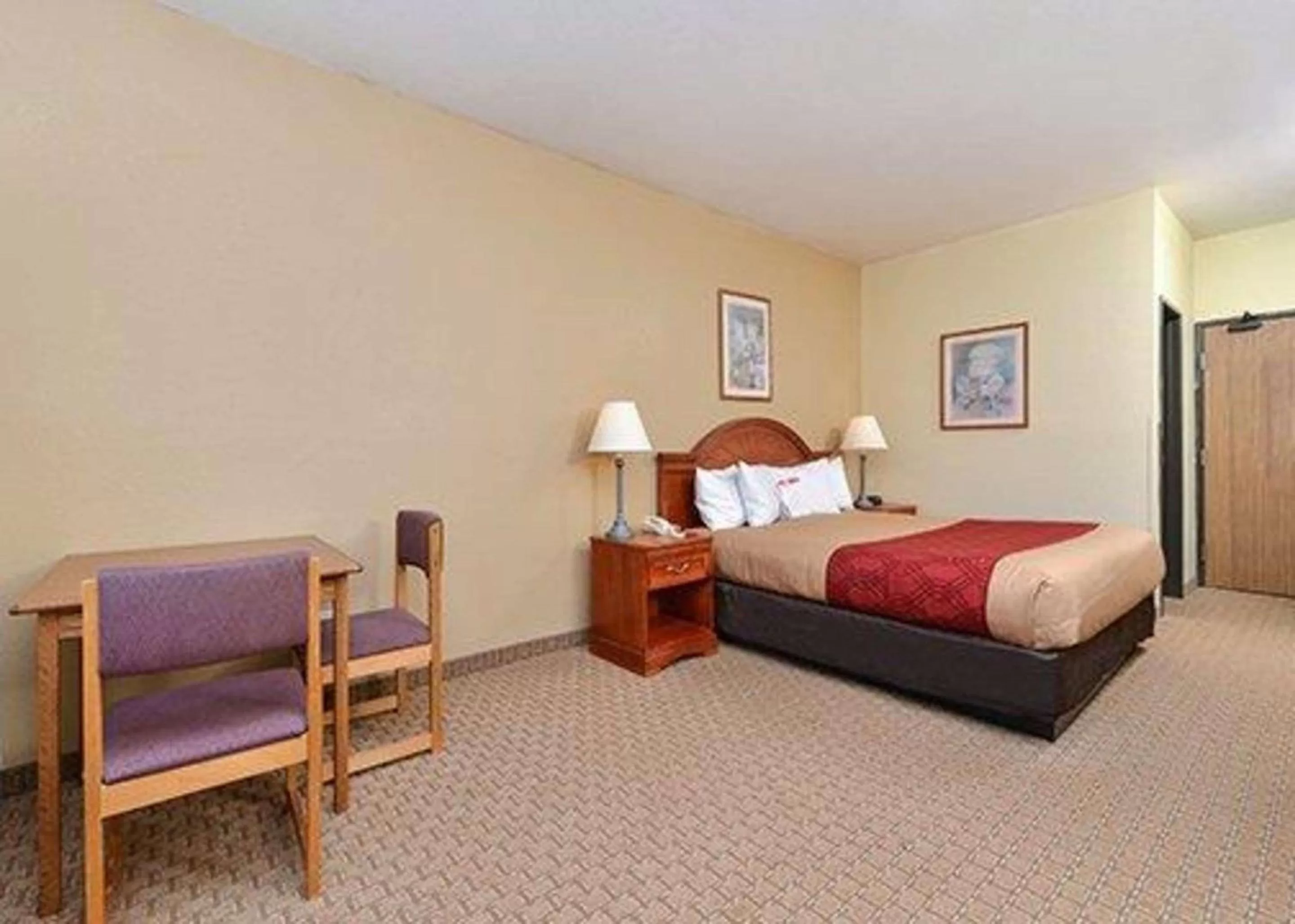 Photo of the whole room, Bed in Express Inn & suites