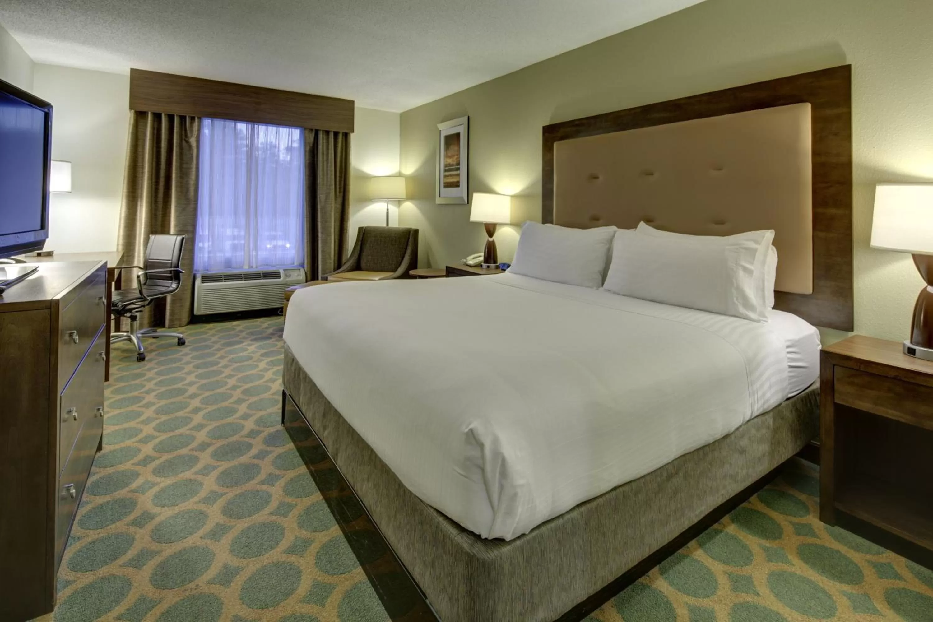 Photo of the whole room, Bed in Holiday Inn Express Hotel & Suites Emporia by IHG